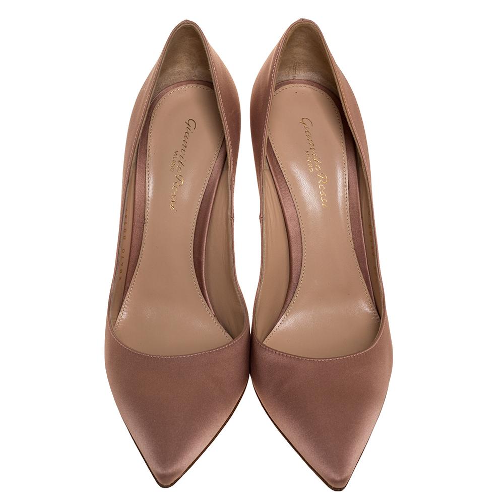 Beautifully designed, this pair of pumps feature a beautiful beige satin body. These pumps, from the luxury house of Gianvito Rossi, feature low-cut vamps and pointed toes. This pair of impressive pumps is complete with 10.5 cm high