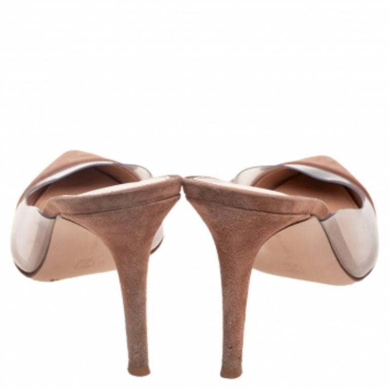 Gianvito Rossi - Sandales à bout pointu en daim et plexiglas PVC beige, taille 39 en vente 1