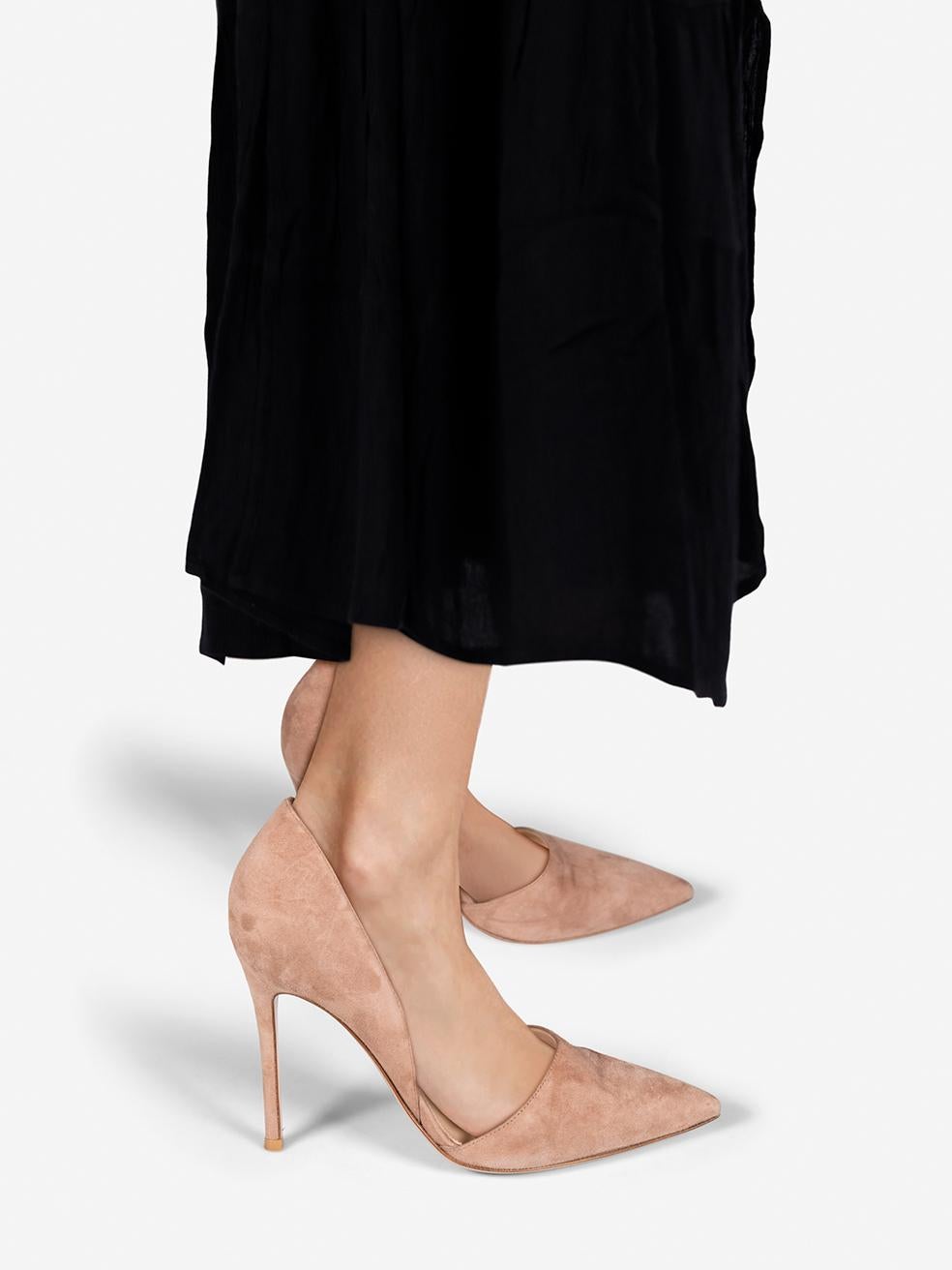 L'ÉTAT est très bon. L'usure des talons est minime. Abrasion sur la boîte à orteils droite. Décollement sur la semelle du talon gauche sur cet article de revente de designer Gianvito Rossi utilisé. Cette paire de chaussures est livrée dans son sac à