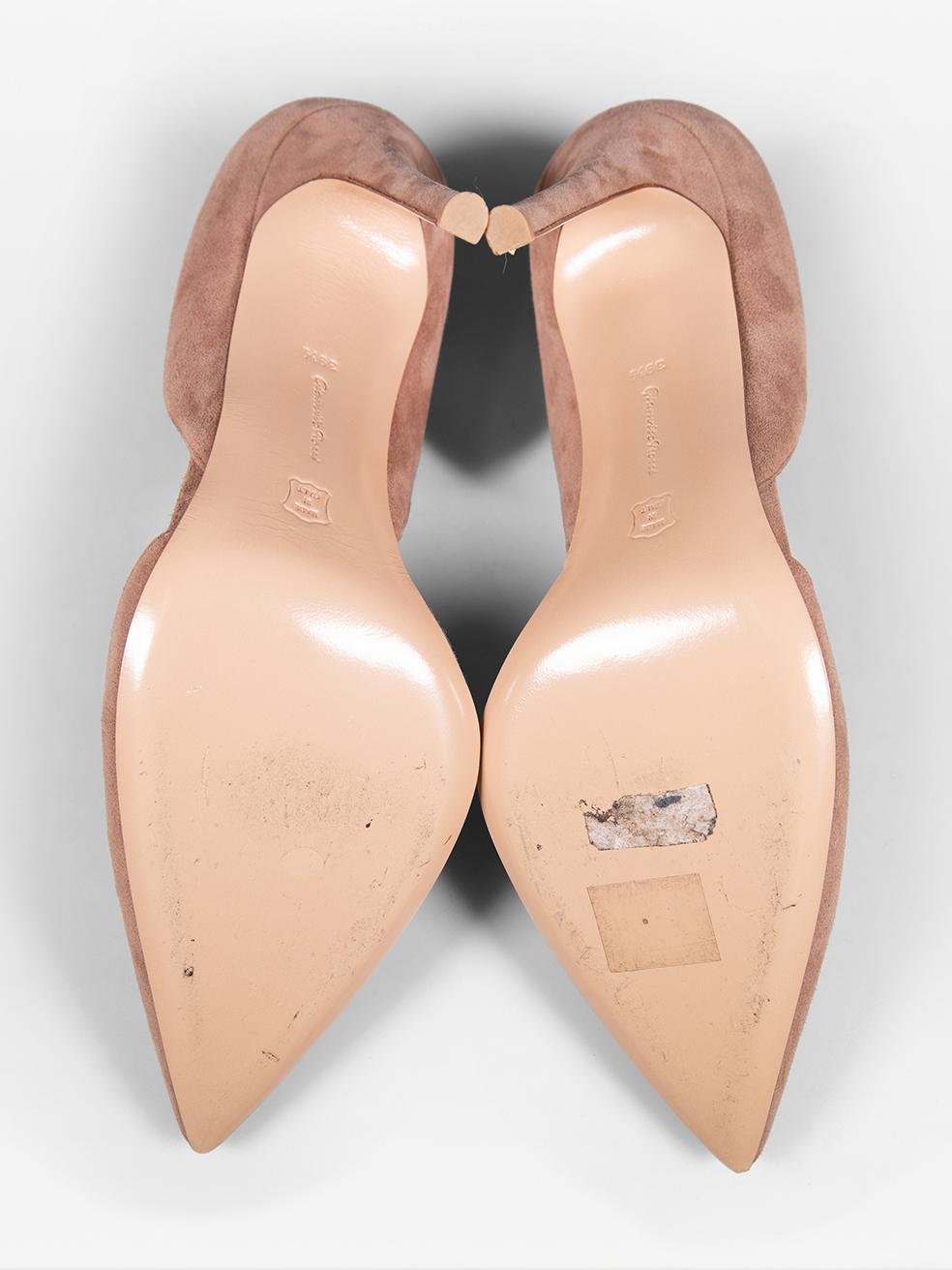 Gianvito Rossi - Escarpins D'Orsay pointus en daim beige, taille IT 39,5 Bon état - En vente à London, GB
