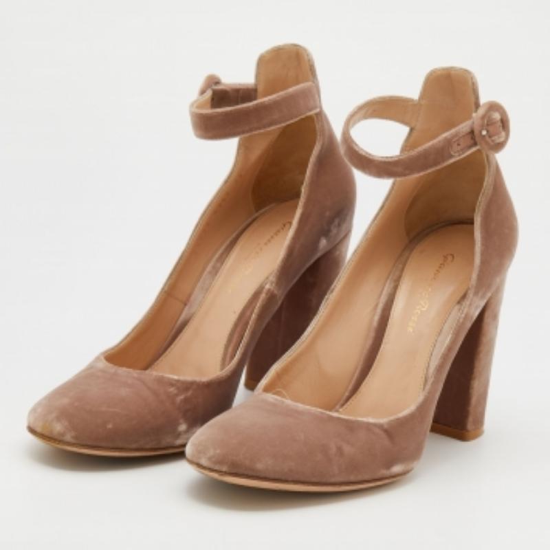 Ayez l'air chic et faites une déclaration de style élégante avec cette paire d'escarpins luxueux de couleur beige. Conçus par Gianvito Rossi, ils présentent un extérieur en velours, des orteils arrondis, des brides de cheville à fermeture à boucle