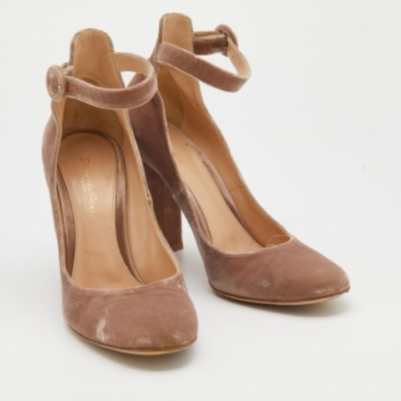 Gianvito Rossi escarpins à talons blocs en velours beige taille 39 Bon état à Dubai, Al Qouz 2