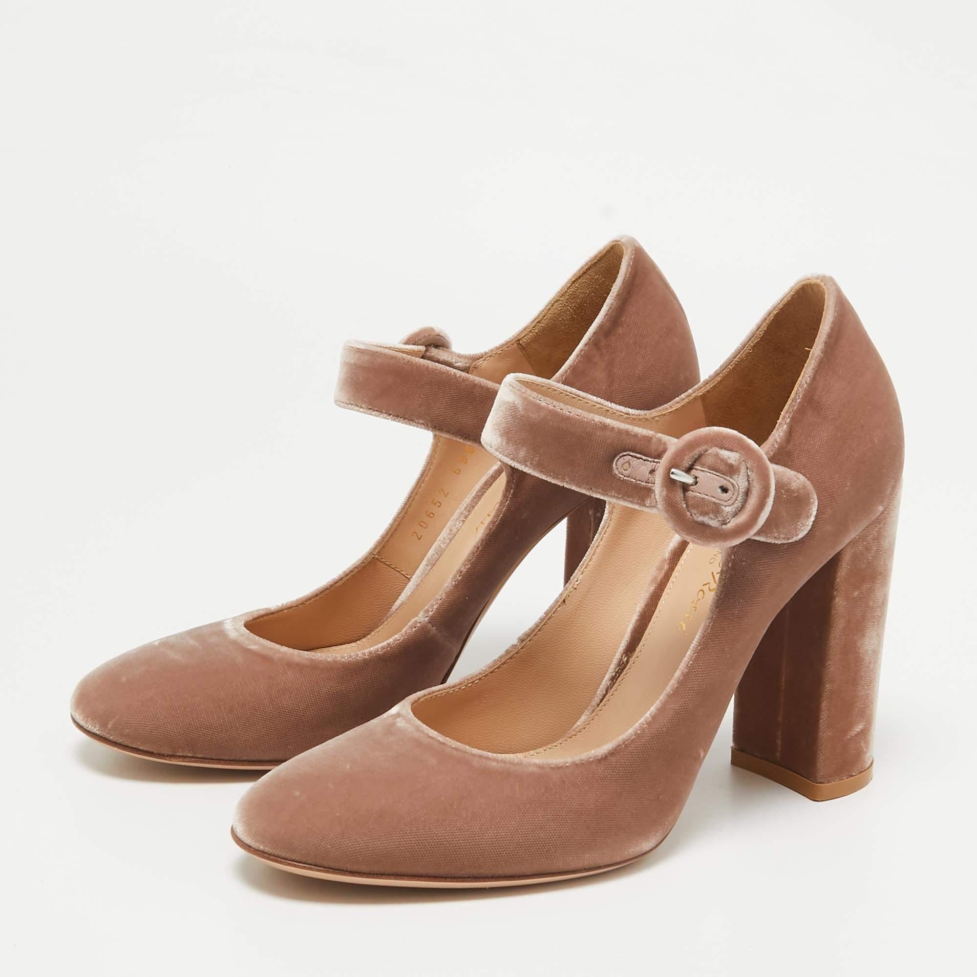 La tradizione di eccellenza della casa di moda  abbinato alla sensibilità di un design moderno.  per cui queste decolletè Mary Jane beige di Gianvito Rossi sono una scelta favolosa. Ti aiuteranno a creare un look chic con facilità.