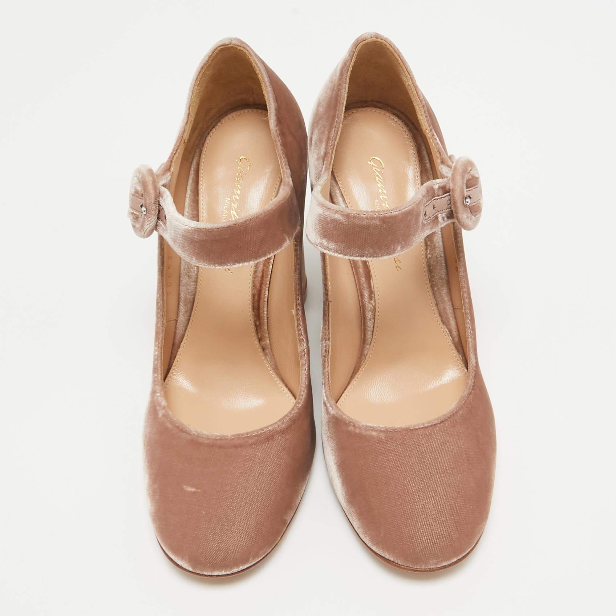 Gianvito Rossi Beige Velvet Lorraine Mary Jane Pumps Taglia 36 In condizioni buone in vendita a Dubai, Al Qouz 2