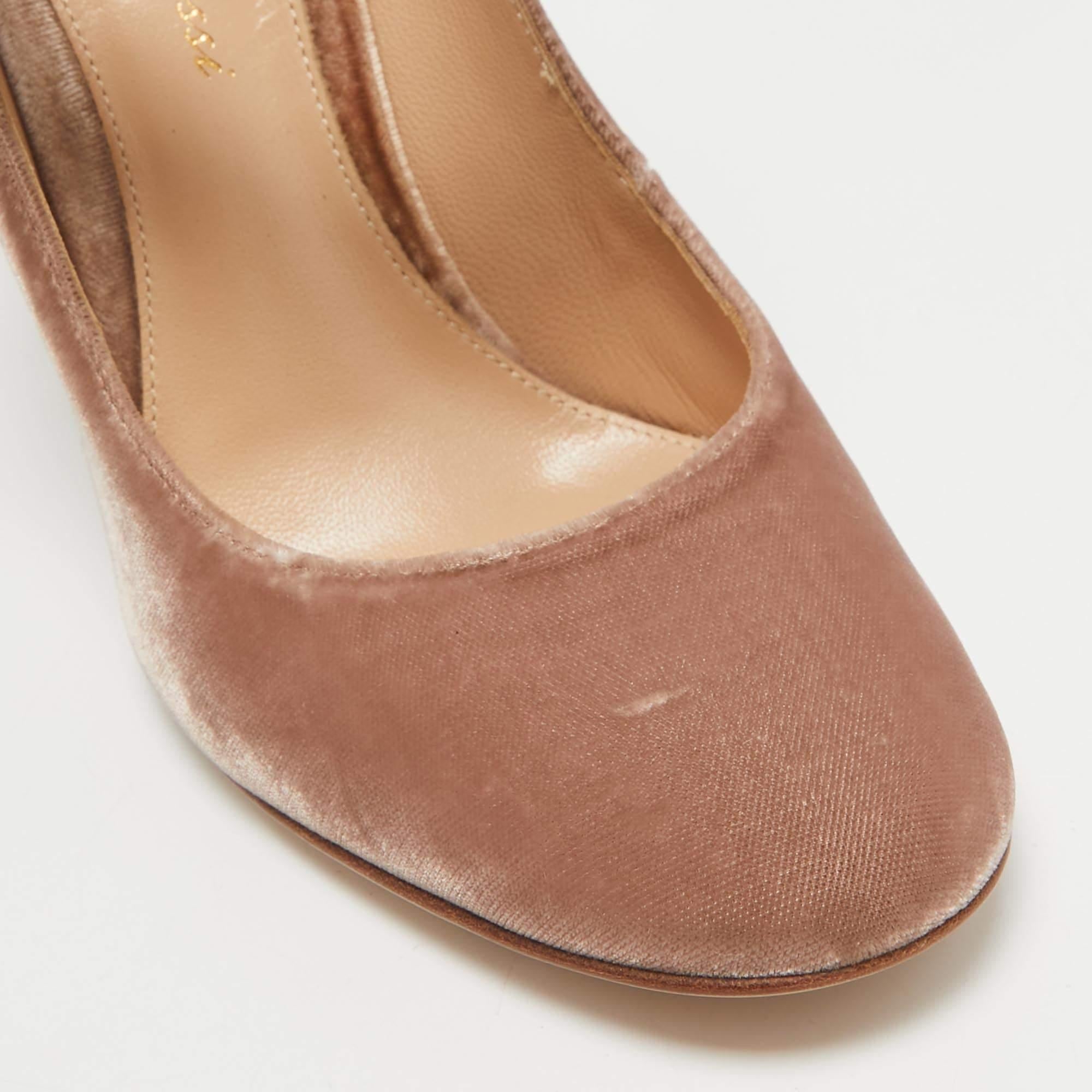 Gianvito Rossi Beige Velvet Lorraine Mary Jane Pumps Taglia 36 in vendita 3