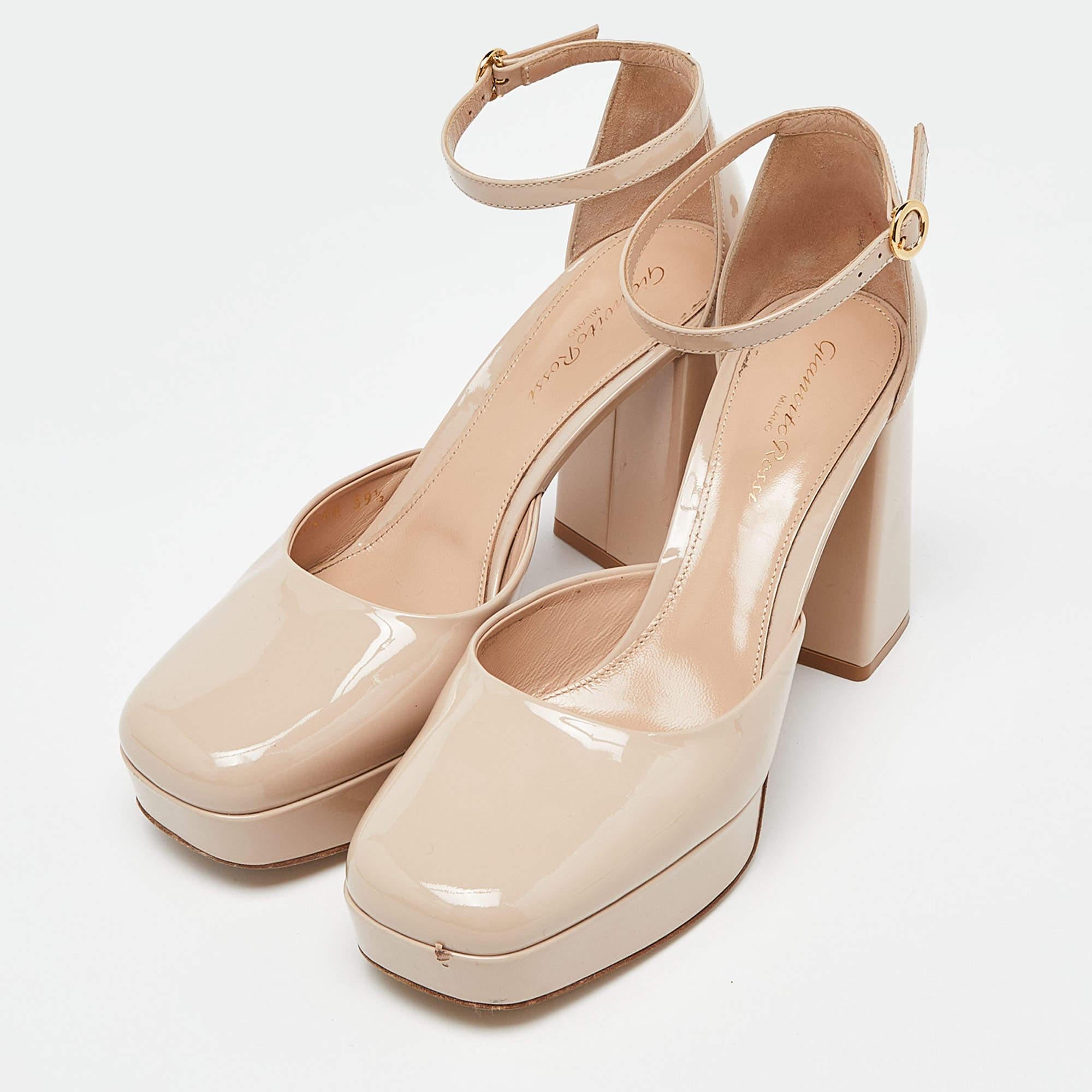 Zeigen Sie einen eleganten Stil mit diesem Paar Pumps. Diese eleganten Schuhe sind aus hochwertigen Materialien gefertigt. Sie sind auf robusten Sohlen und schlanken Absätzen aufgebaut.