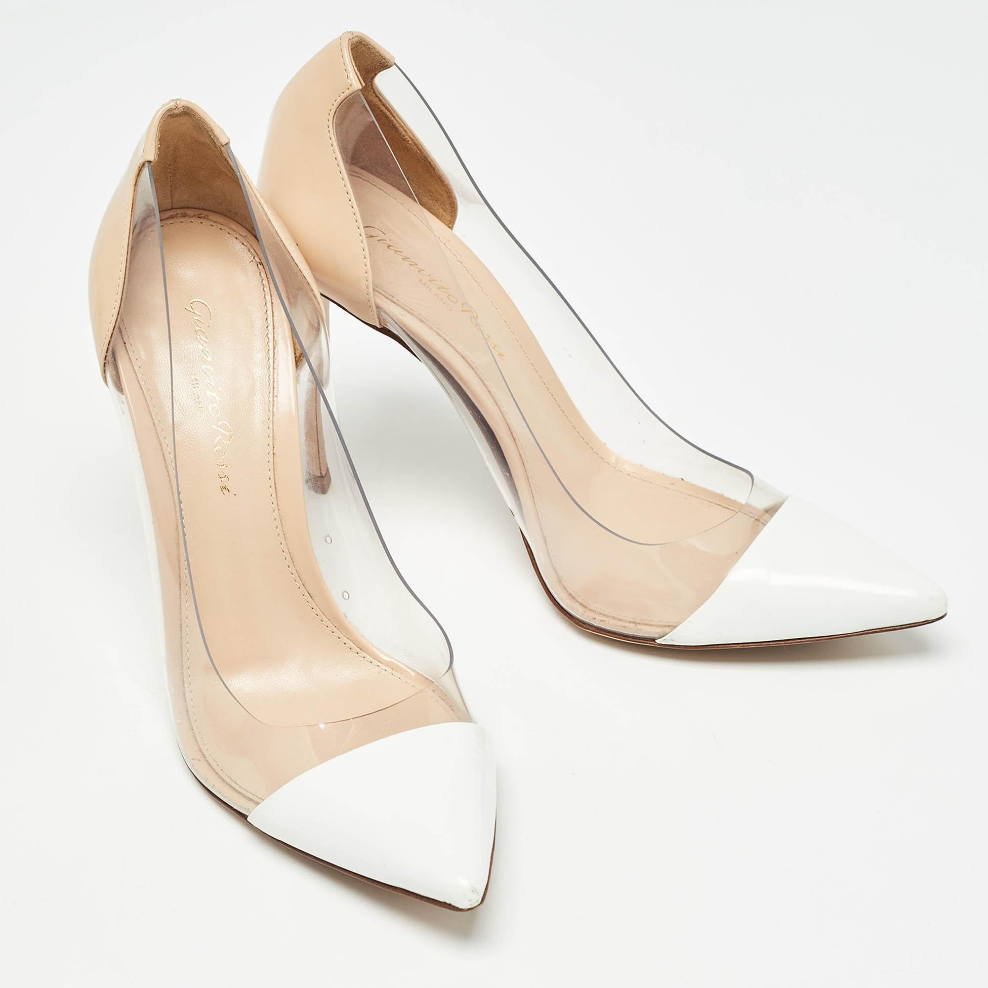 Gianvito Rossi Bombas de punta puntiaguda de cuero beige/blanco y PVC Tamaño 36 en Bueno estado para la venta en Dubai, Al Qouz 2