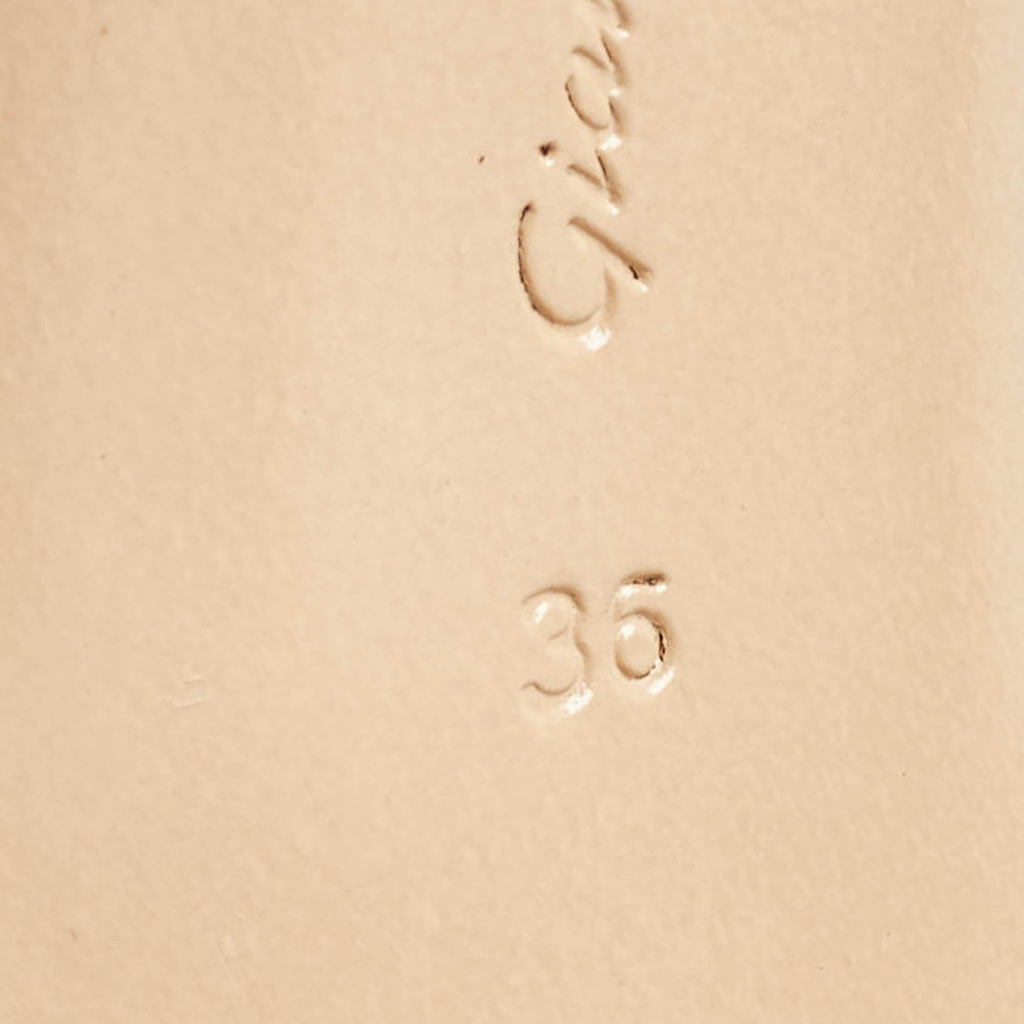 Gianvito Rossi Bombas de punta puntiaguda de cuero beige/blanco y PVC Tamaño 36 en venta 3