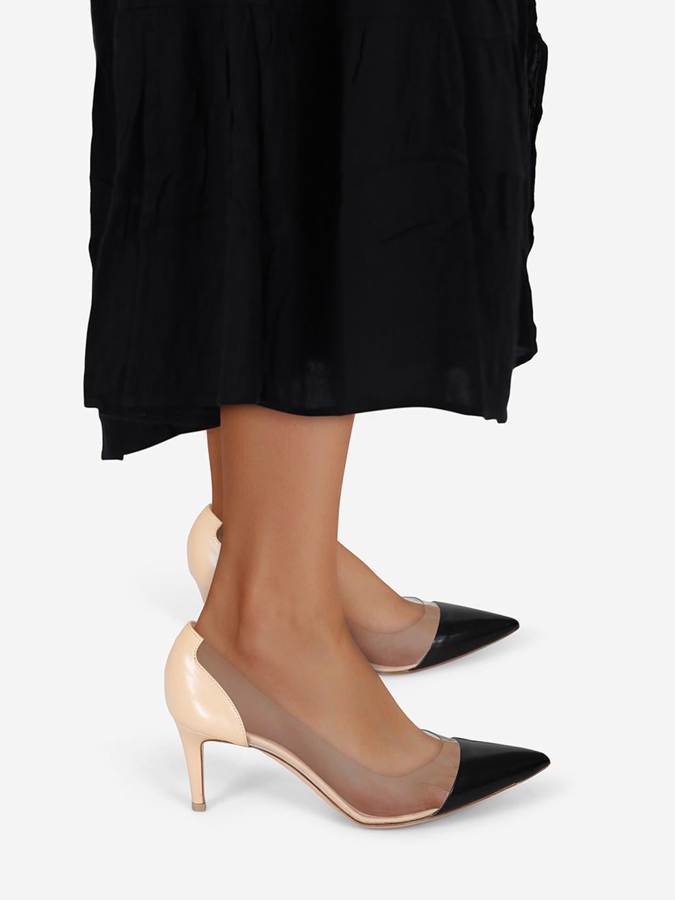 L'ÉTAT est très bon. L'usure des talons est minime. Usure minimale à la boîte à orteils, le talon, le contrefort et les deux côtés des deux chaussures où l'abrasion est visible sur ce Gianvito Rossi occasion designer article de revente.
 

 Détails
