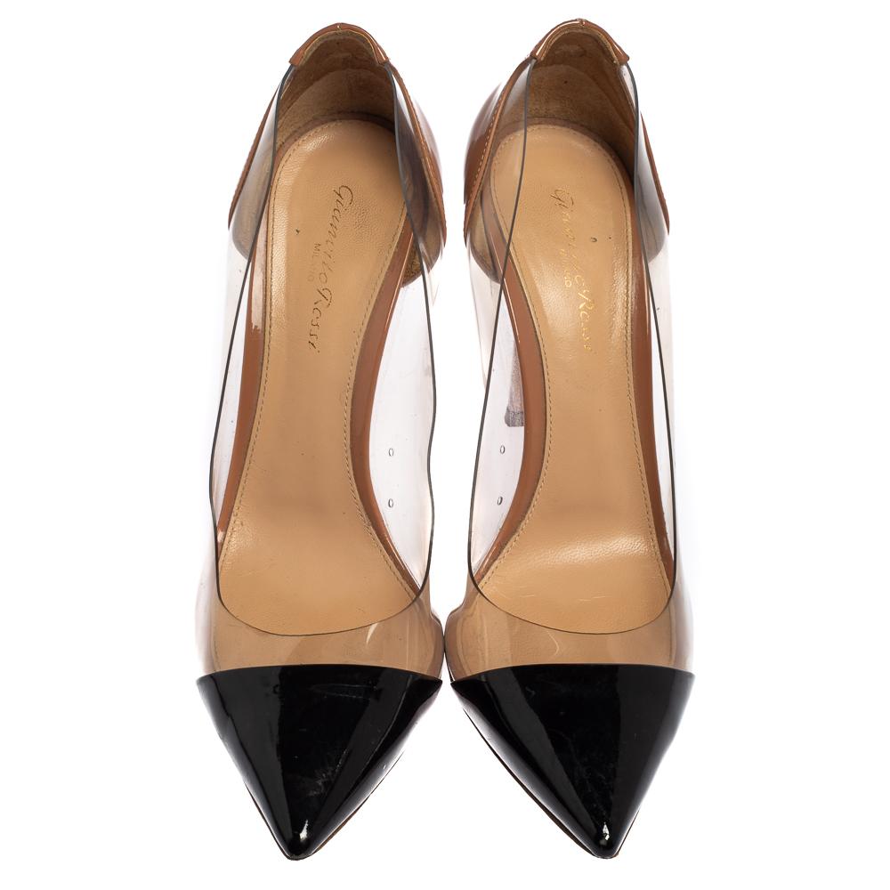 Resplandecientes y deslumbrantes, estos zapatos de salón Plexi de la marca italiana Gianvito Rossi te enamorarán. Perfectamente elaborados en charol y PVC, estos zapatos de salón presentan una silueta elegante. Lucen puntera afilada, tacón de aguja