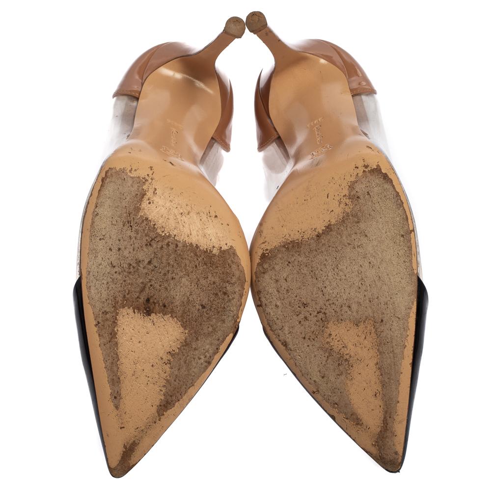 Gianvito Rossi Bombas de charol negro/beige y plexiglás de PVC Talla 39.5 en Bueno Estado en Dubai, Al Qouz 2