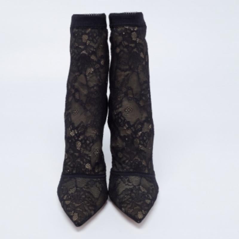 Confectionnées de manière impeccable dans une silhouette très élégante, ces bottines de la maison Gianvito Rossi vous aideront à faire une déclaration de mode étonnante. Elles sont fabriquées à partir d'une combinaison de dentelle et de daim. Dotées