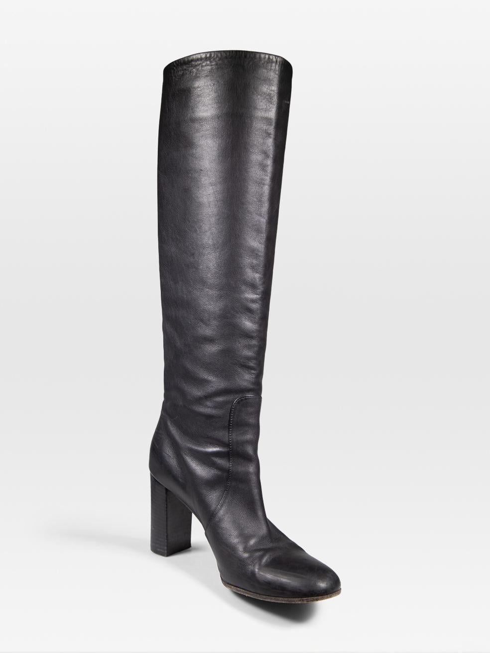 L'ÉTAT est très bon. L'usure des bottes est minime. Abrasion aux deux chaussures sur toutes les zones de cuir et le talon sur ce Gianvito Rossi utilisé designer article de revente.
 
 
 
 Détails
 
 
 Noir
 
 Cuir
 
 Bottes
 
 Hauteur du genou
 
