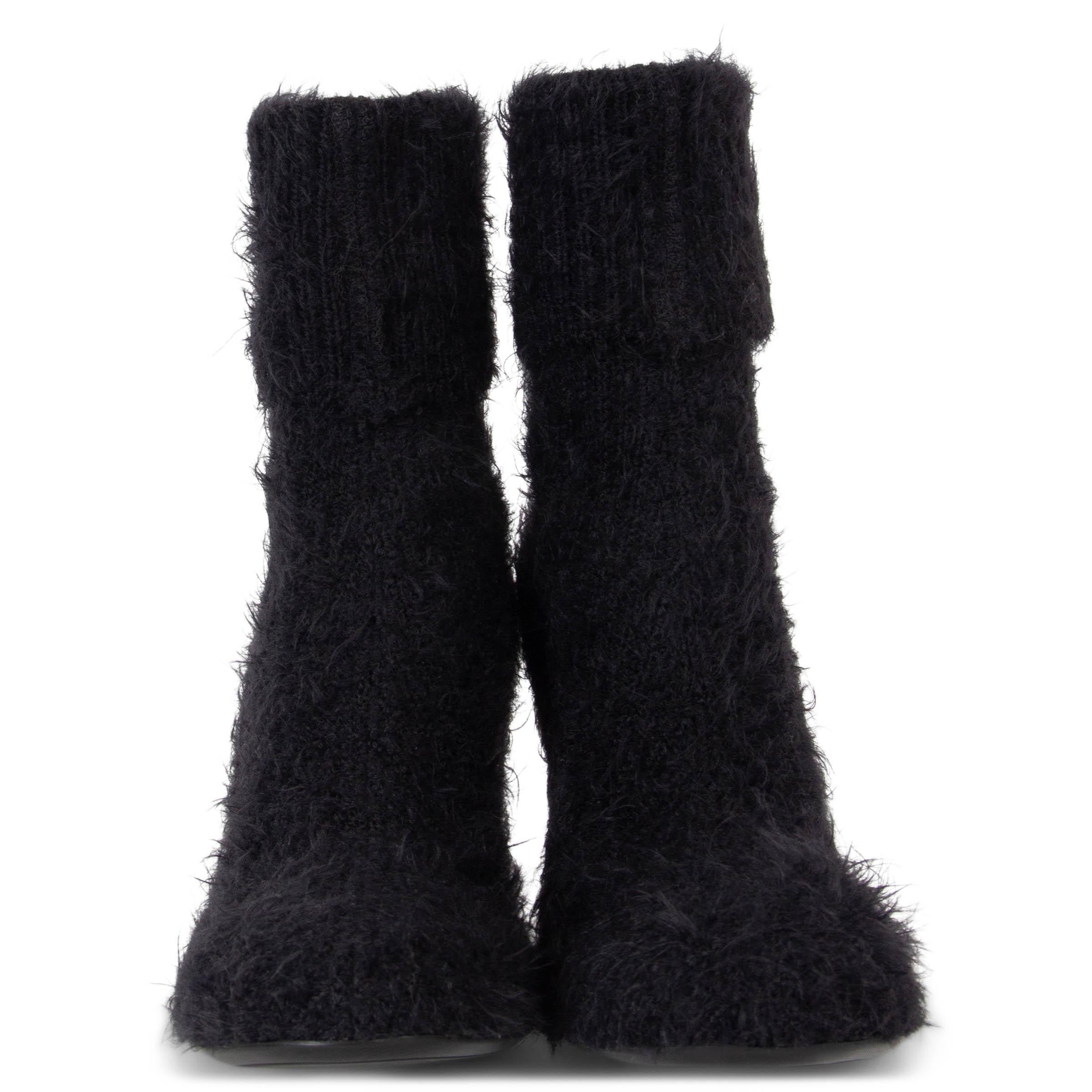 These 100% authentic Gianvito Rossi Aspen 85 boots are the epitome of cozy elegance, perfect for chilly evenings. Crafted from soft, brushed ribbed-knit for added texture and comfort, they feature sleek 95mm stiletto heels that add a sophisticated