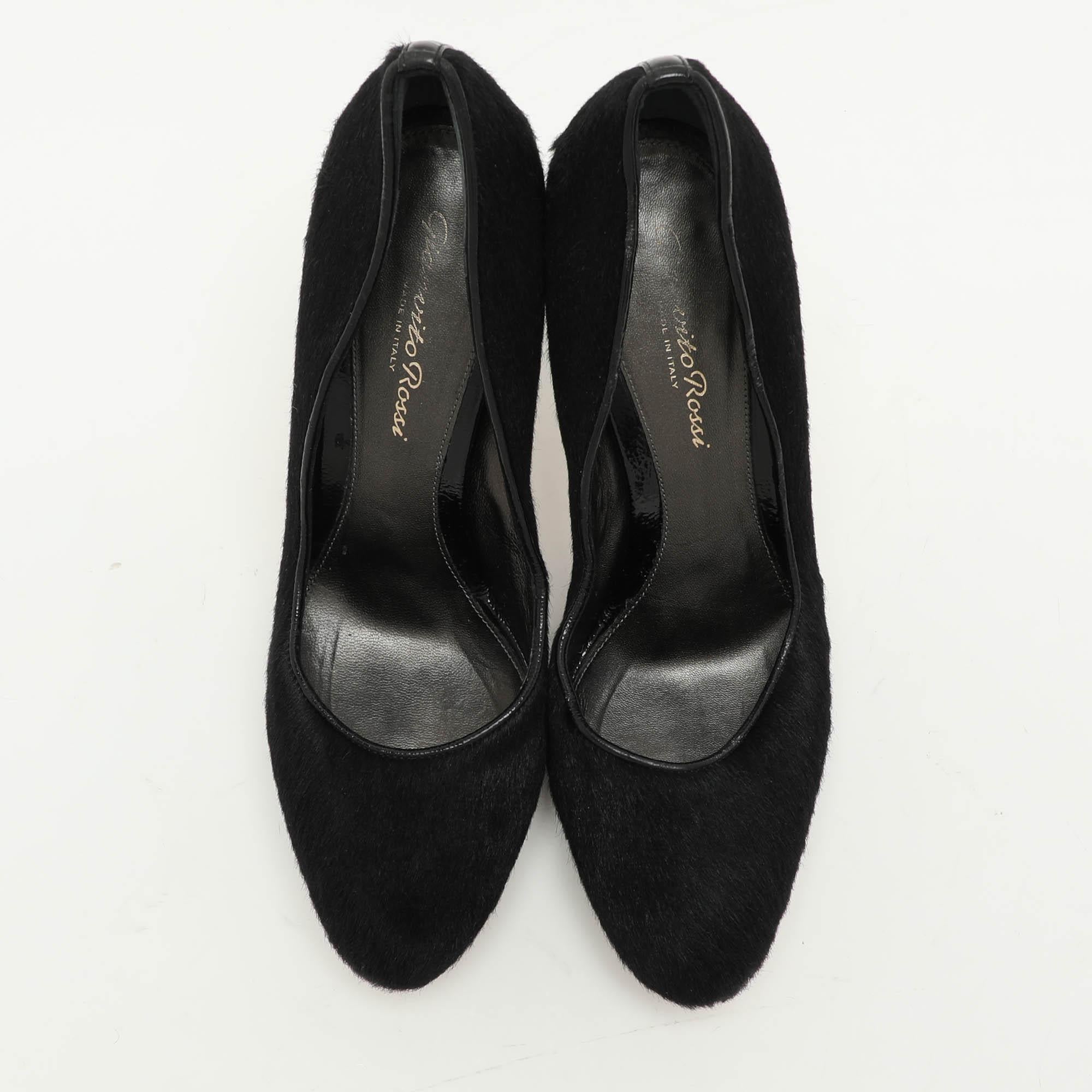 Gianvito Rossi Black Calf Hair and Patent Leather Pumps Size 38.5 In Fair Condition For Sale In Dubai, Al Qouz 2