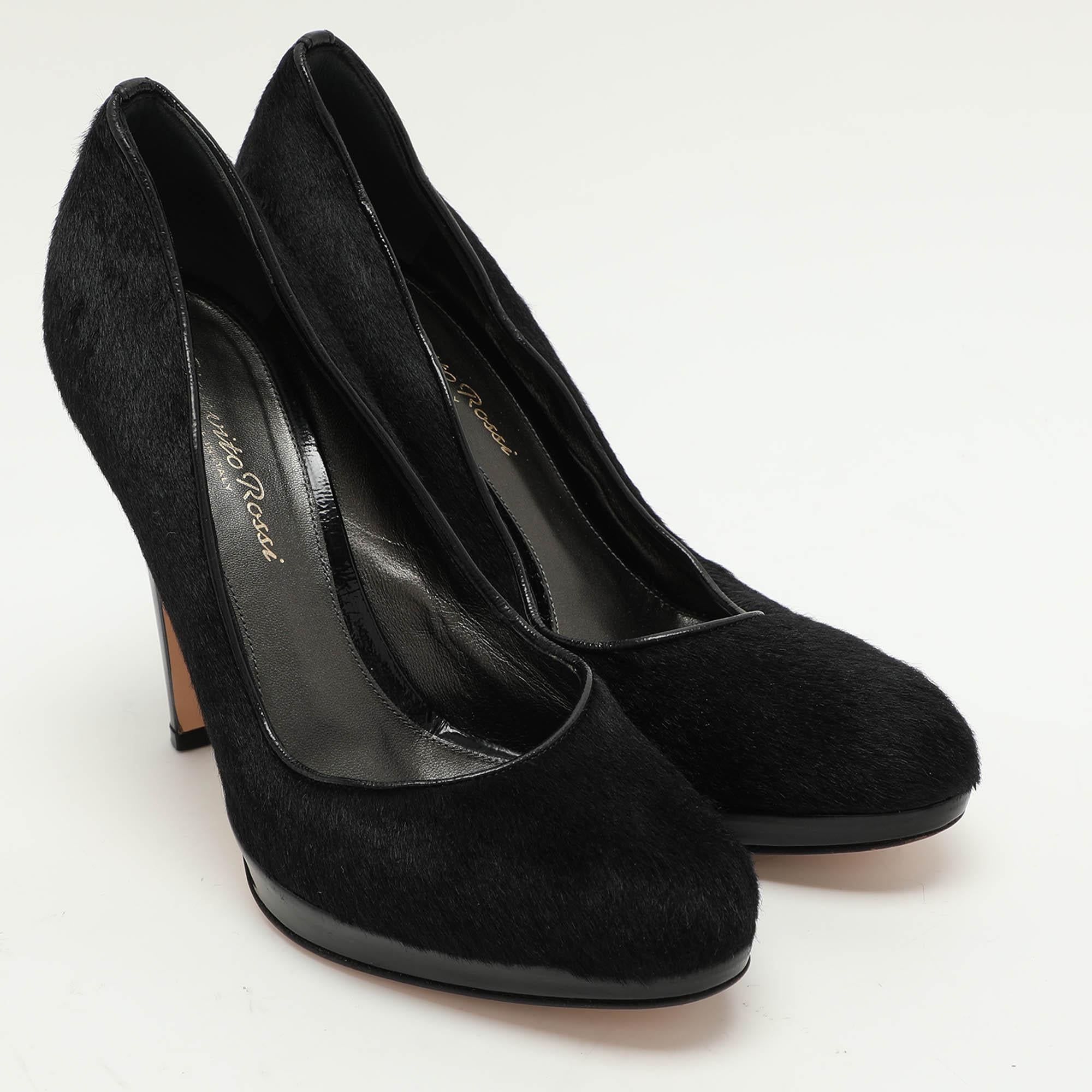 Women's Gianvito Rossi Black Calf Hair and Patent Leather Pumps Size 38.5 For Sale