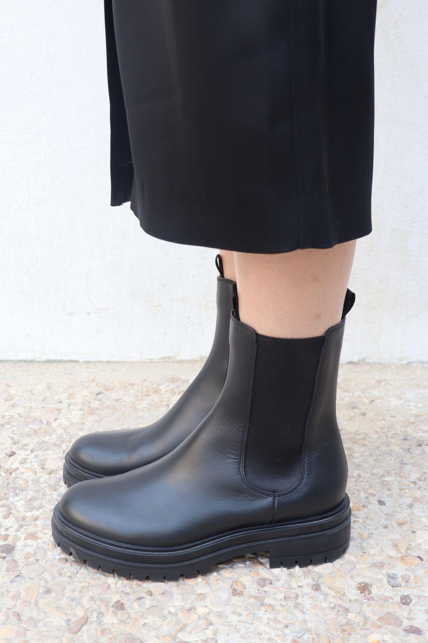 Gianvito Rossi Black Chester leather ankle boots Size 38.5 In New Condition For Sale In Amman, JO