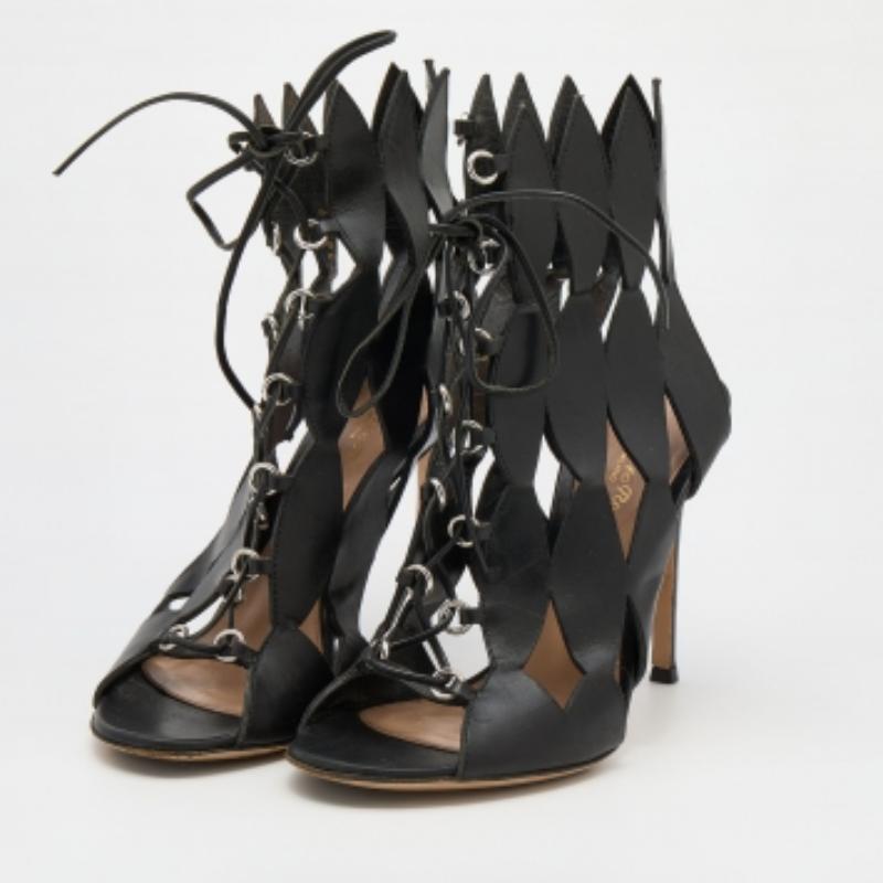 Die aus hochwertigen Materialien gefertigten Schuhe verfügen über ein durchgehendes Cutout-Design und eine Schnürung an der Vorderseite, die an den Knöcheln für einen subtilen, glamourösen Look sorgt.