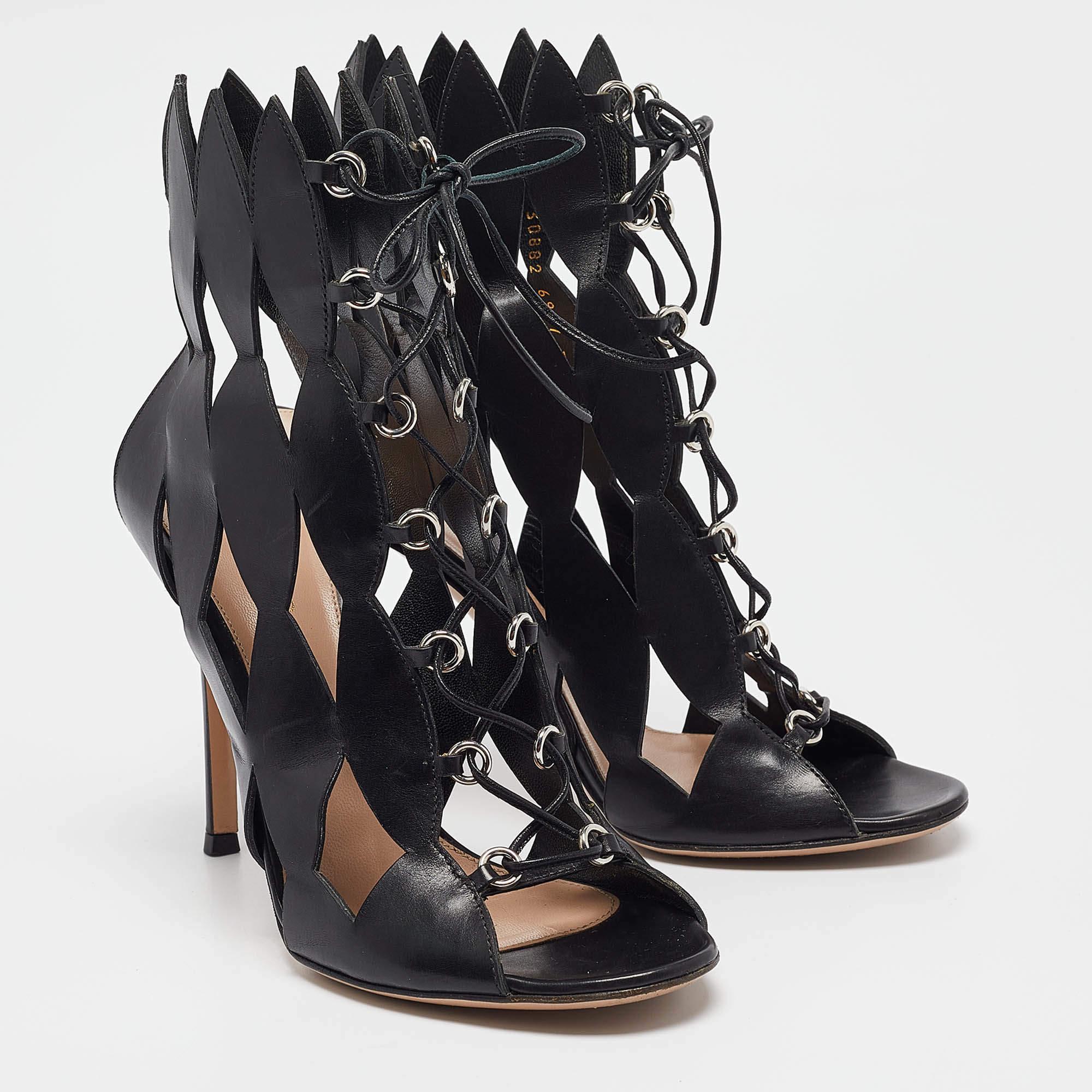 Gianvito Rossi Black Cutout Leather Lace Up Ankle Booties Taglia 38.5 In condizioni buone in vendita a Dubai, Al Qouz 2