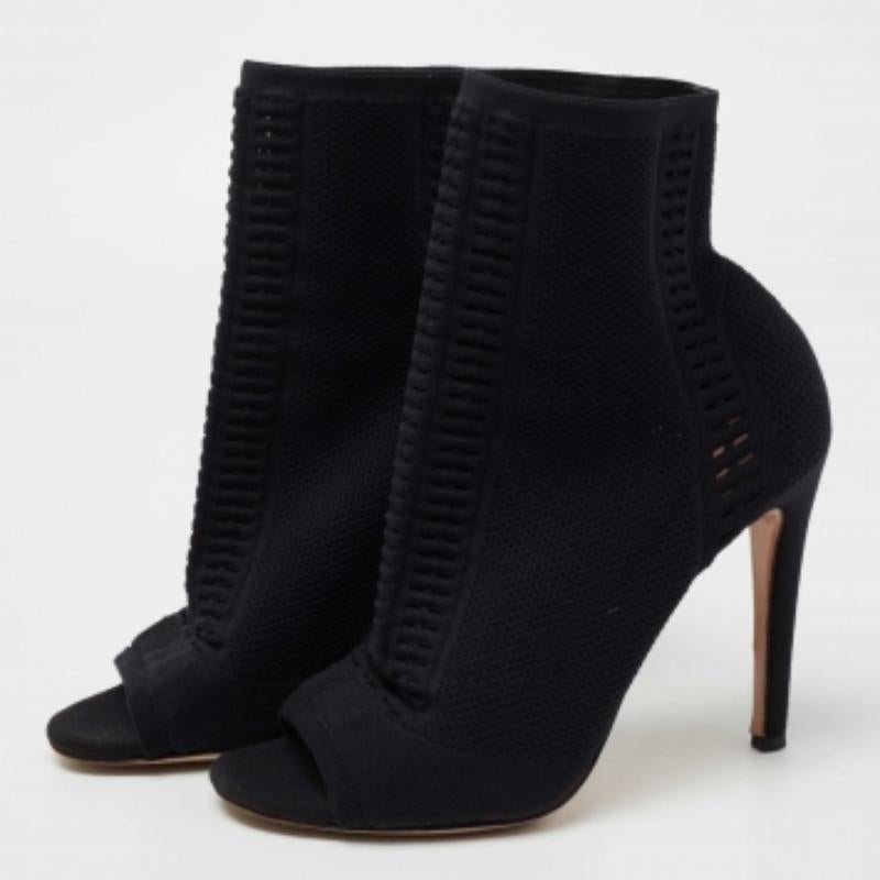 Ajoutez le charme de Gianvito Rossi à votre collection de chaussures avec cette paire de bottines chic. Fabrice en tricot, ces bottines noires sont dotées de bouts ouverts et d'une coupe confortable, semblable à celle d'une chaussette. Elles sont