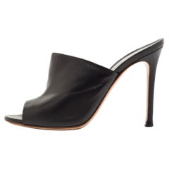 Gianvito Rossi Schwarze Alise Pantoletten aus Leder mit Peep Toe Größe 34,5