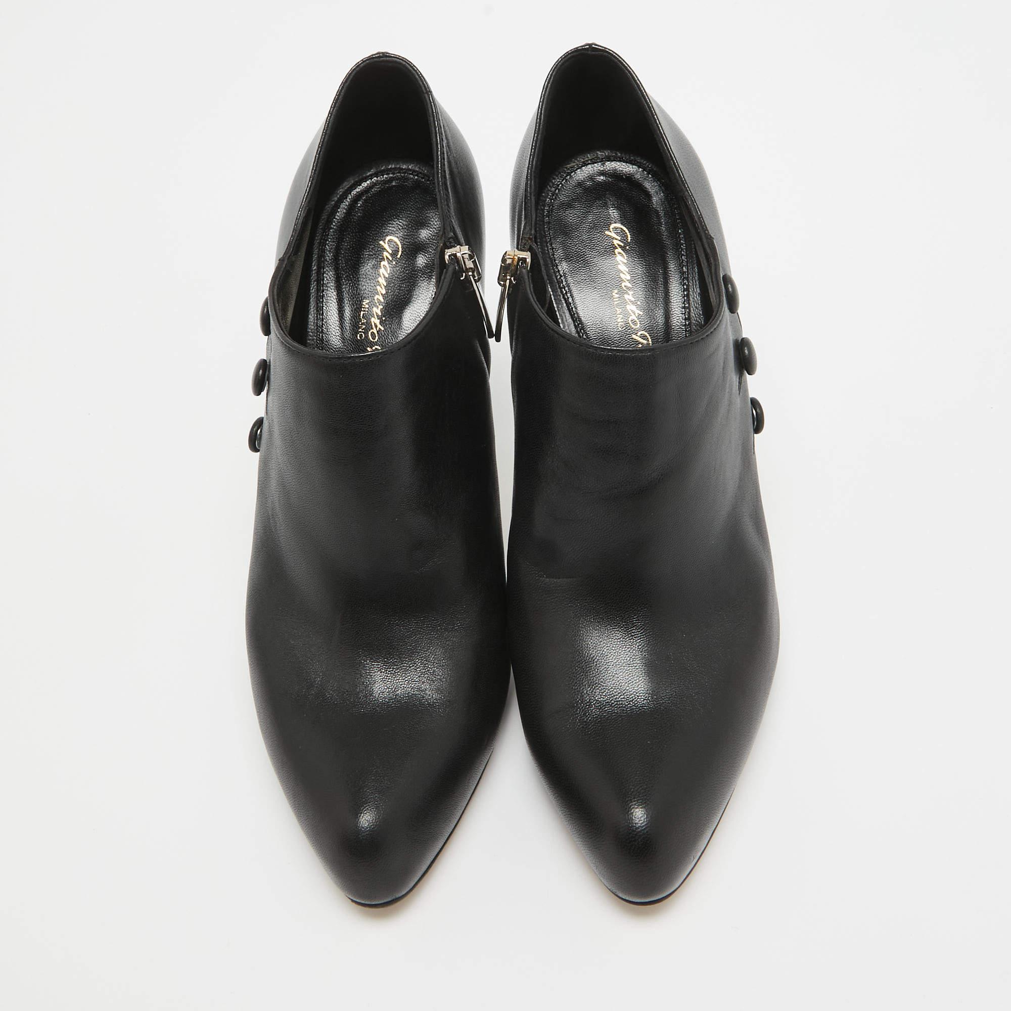 Gianvito Rossi Black Leather Ankle Booties Size 36.5 In Good Condition For Sale In Dubai, Al Qouz 2