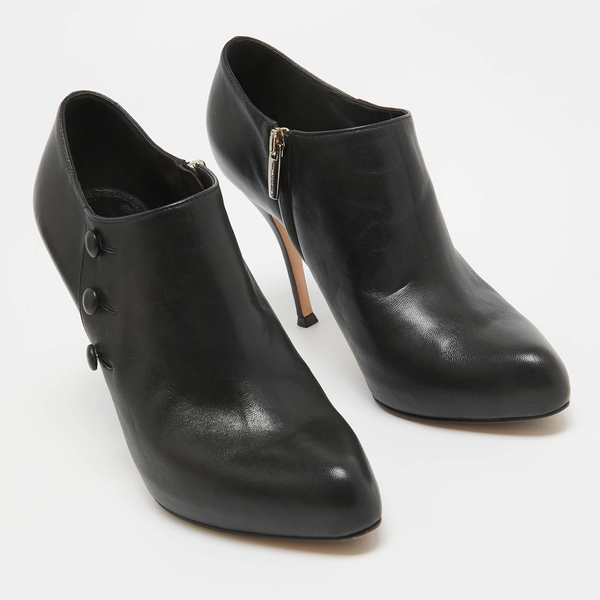 Women's Gianvito Rossi Black Leather Ankle Booties Size 36.5 For Sale