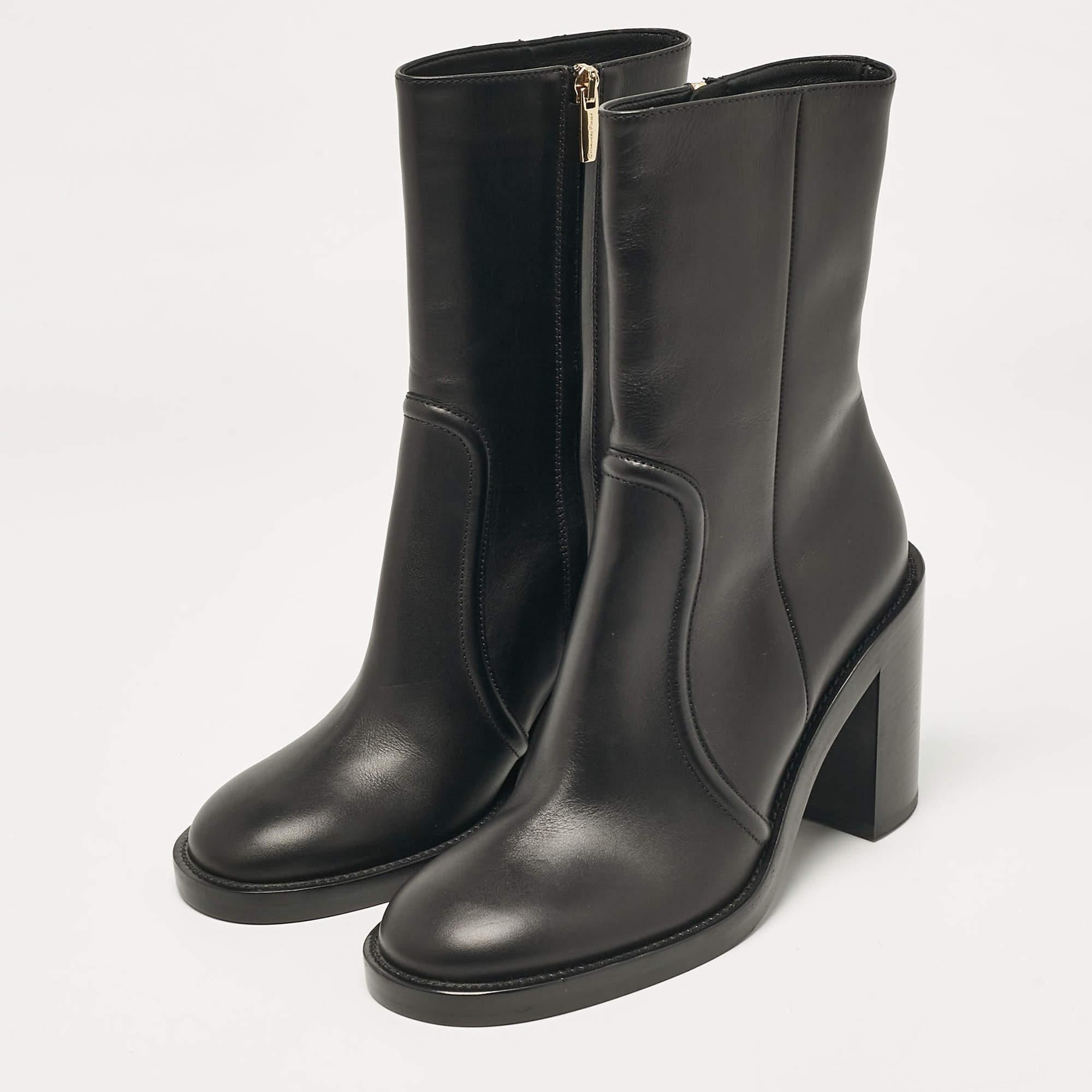Meticulosamente diseñado en una silueta elegante  estas botas tienen mucho estilo. Vienen con plantillas cómodas y suelas duraderas para que te duren siempre. Estas botas son increíbles  y sin duda tienes que conseguirlos enseguida.