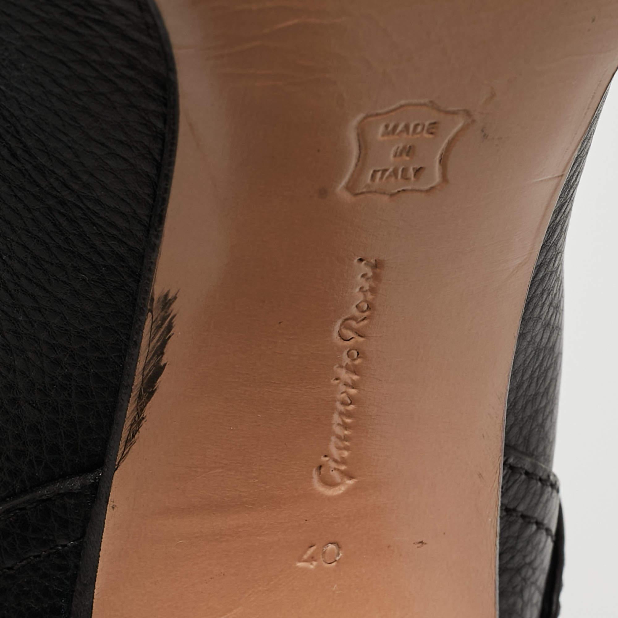 Gianvito Rossi Schwarze Stiefel aus Kalbsleder mit Lederschnalle Detail, Größe 40 im Angebot 1