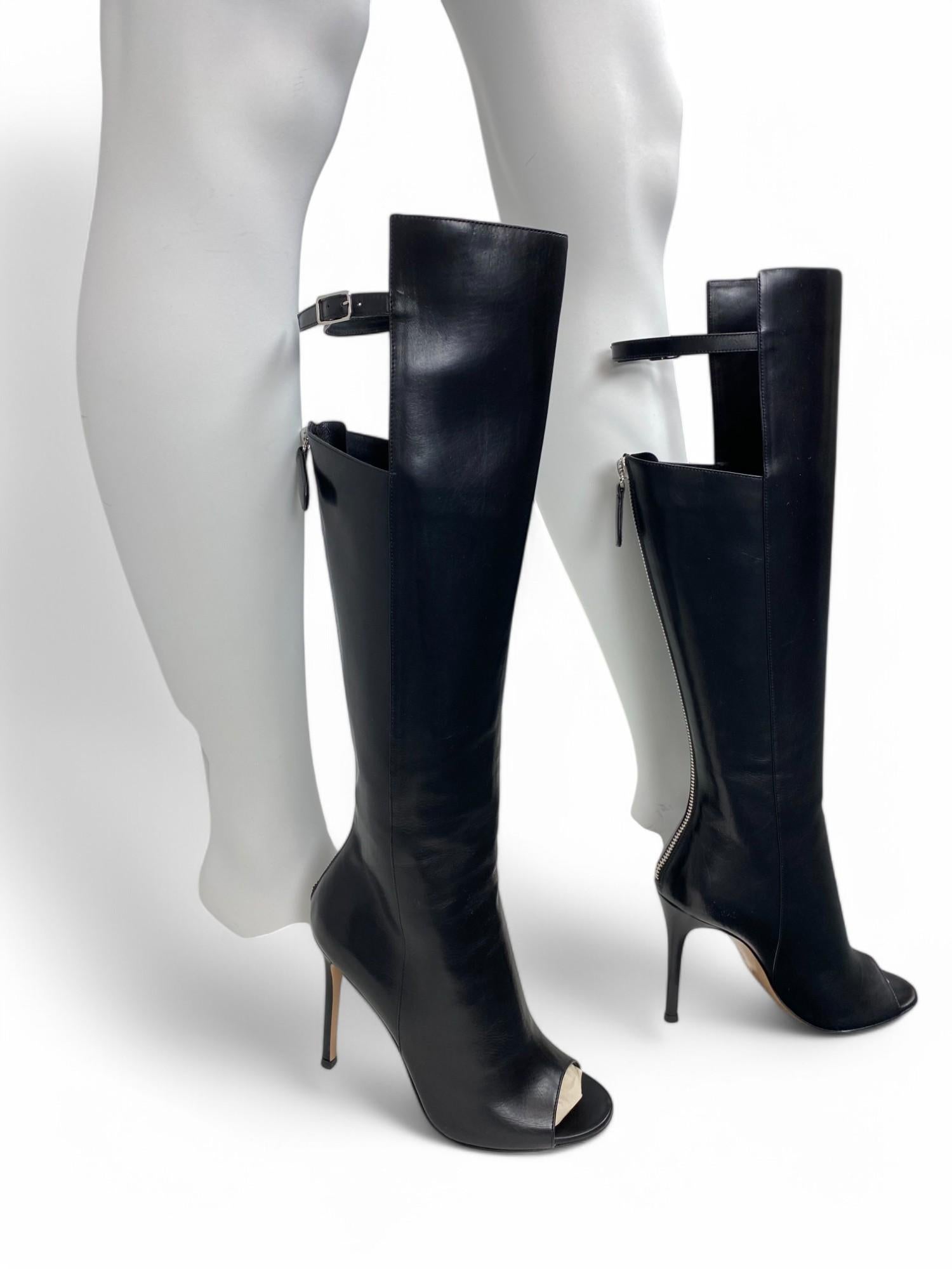 Gianvito Rossi Tacones Recortados de Piel Negra con Cremallera Trasera Plateada - Talla 36.5 en Excelente estado para la venta en West Hartford, CT