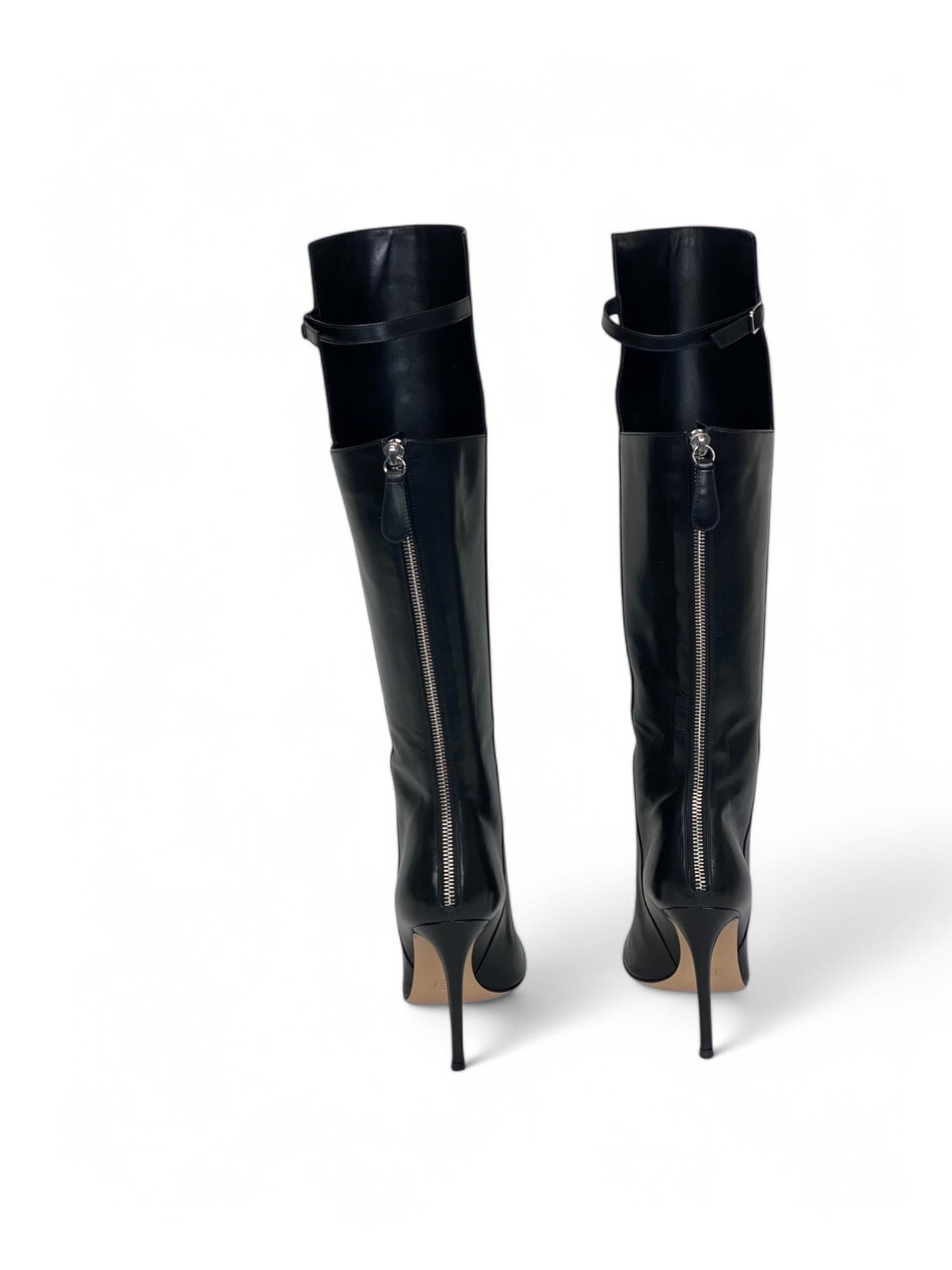 Gianvito Rossi Tacones Recortados de Piel Negra con Cremallera Trasera Plateada - Talla 36.5 en venta 1
