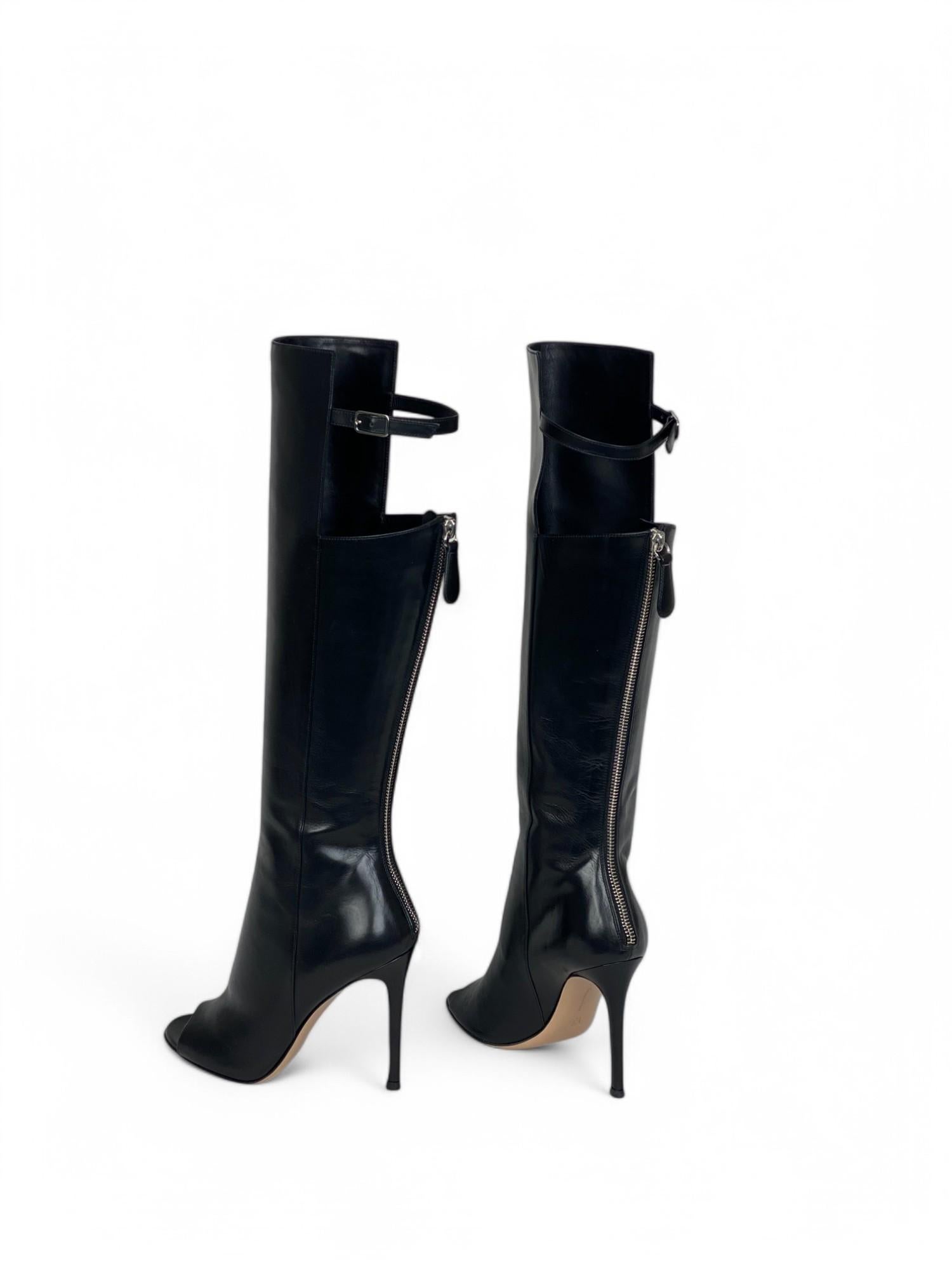 Gianvito Rossi Tacones Recortados de Piel Negra con Cremallera Trasera Plateada - Talla 36.5 en venta 2