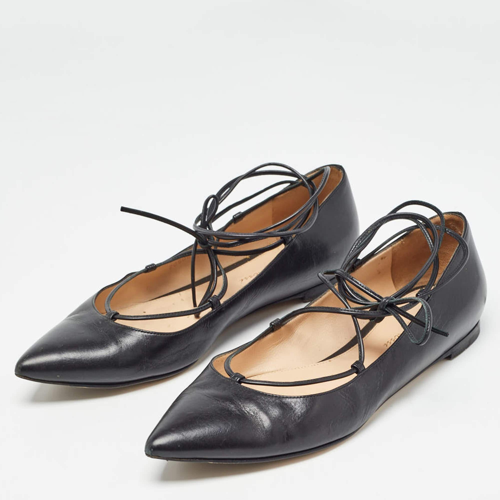 A perfect blend of luxury style and comfort these designer flats are made using quality materials and frame your feet in the most refined way. They can be paired with a host of outfits from your wardrobe.