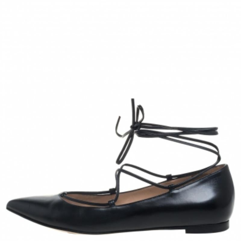 These comfortable leather flats are ideal for those days when you have to spend long hours outdoors. These black Gianvito Rossi flats are crafted from leather and feature pointed toes. They flaunt lace-up detailing with ankle wraps and come equipped