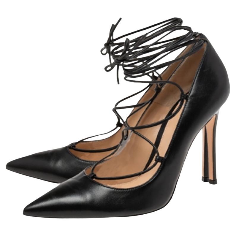 How pretty are these Femi pumps from the House of Gianvito Rossi! They are designed using black leather, which is augmented with a lace-up feature. They showcase pointed toes and slim heels. Look classy as you walk in these pumps.