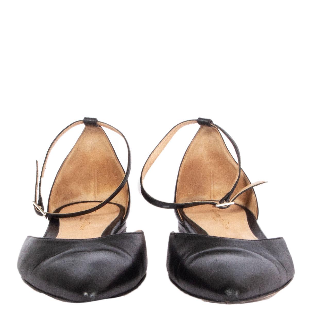 100% auténticas sandalias Gianvito Rossi Gia de piel negra con puntera en punta y tira al tobillo. Se han desgastado con un uso suave en la punta. En general, en excelente estado.

Tamaño impreso	36.5
Talla de zapato	36.5
Suela interior	23.5cm