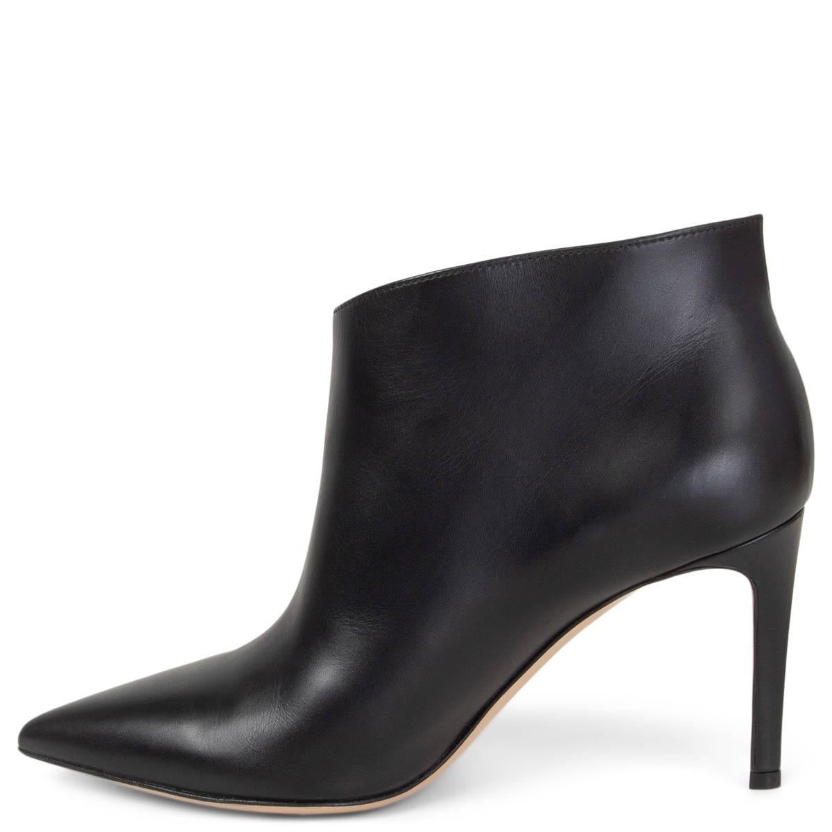 black leather pointed shoes