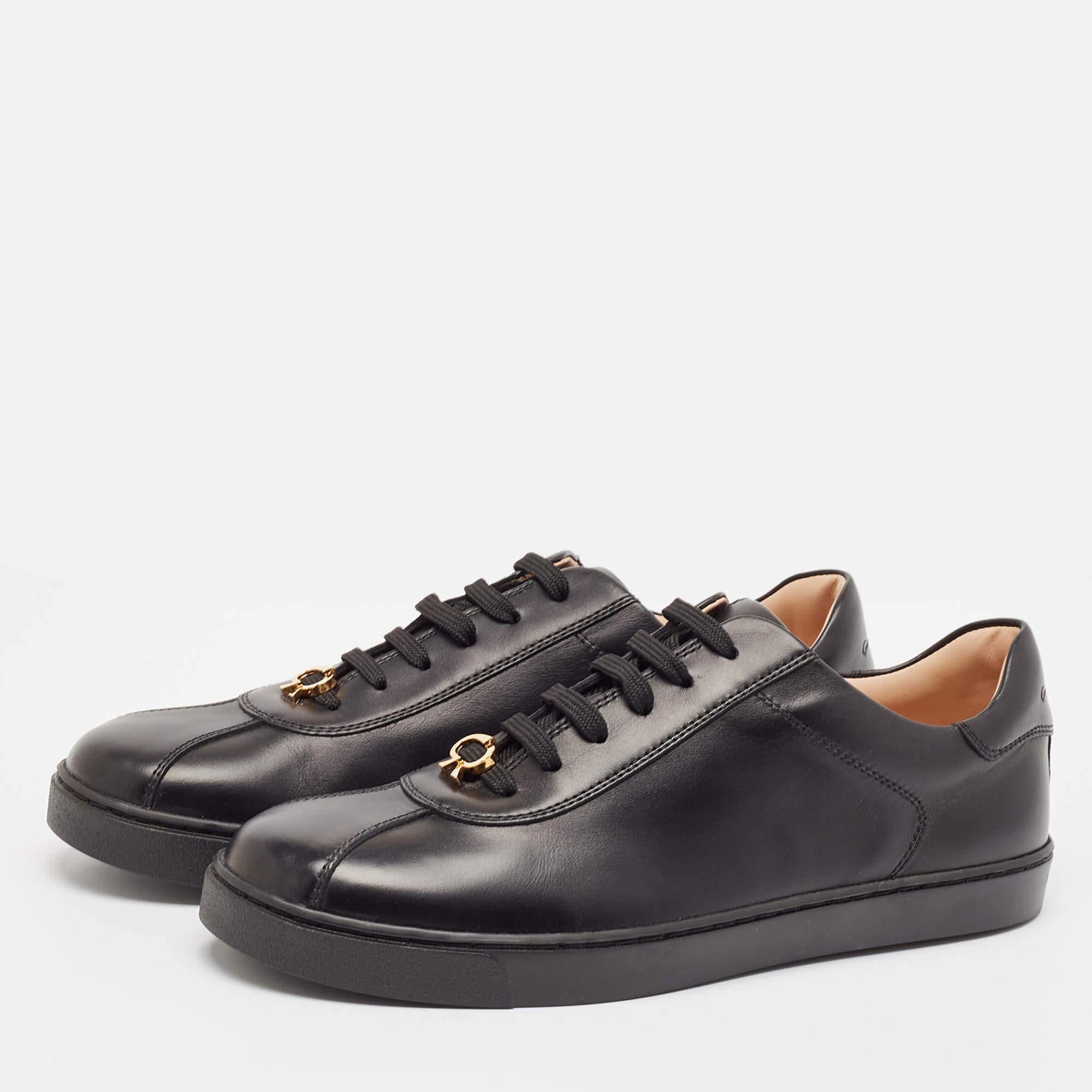 Présentées dans une silhouette classique, ces baskets de créateur sont une combinaison parfaite de luxe, de confort et de style. Ces baskets sont conçues avec des détails signés et des semelles intérieures confortables.
