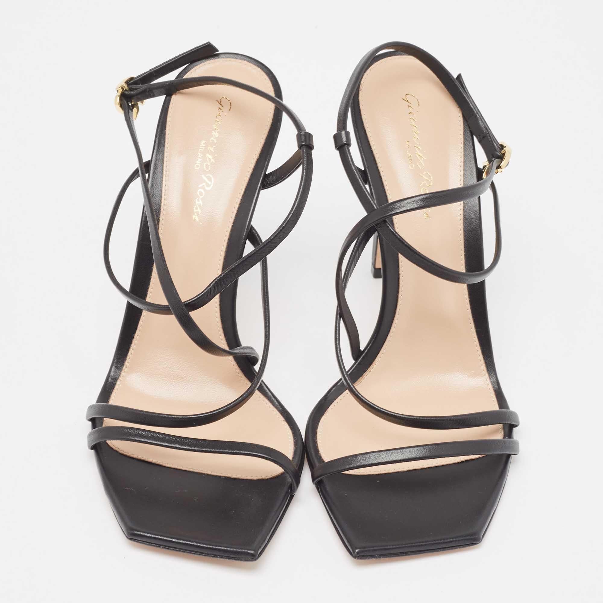 In elegante pelle nera, i sandali Manilla di Gianvito Rossi emanano un fascino sicuro. I delicati cinturini abbracciano graziosamente il piede, mentre il tacco robusto garantisce stabilità e stile. Con una lavorazione impeccabile e un design senza