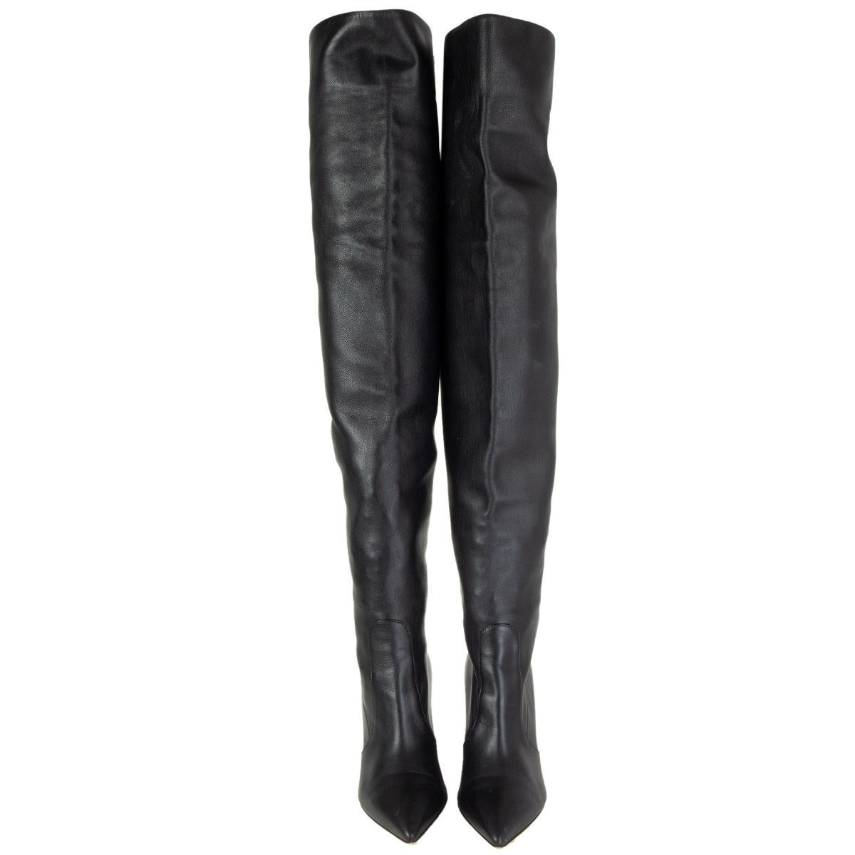 Gianvito Rossi spitz zulaufende Overknee-Stiefel mit Blockabsatz aus schwarzem, glattem Lammfell. Sie wurden getragen und sind in ausgezeichnetem Zustand. 

Aufgedruckt Größe 38
Schuhgröße 38
Innensohle 25cm (9.8in)
Breite 7,5 cm (2,9 Zoll)
Absatz
