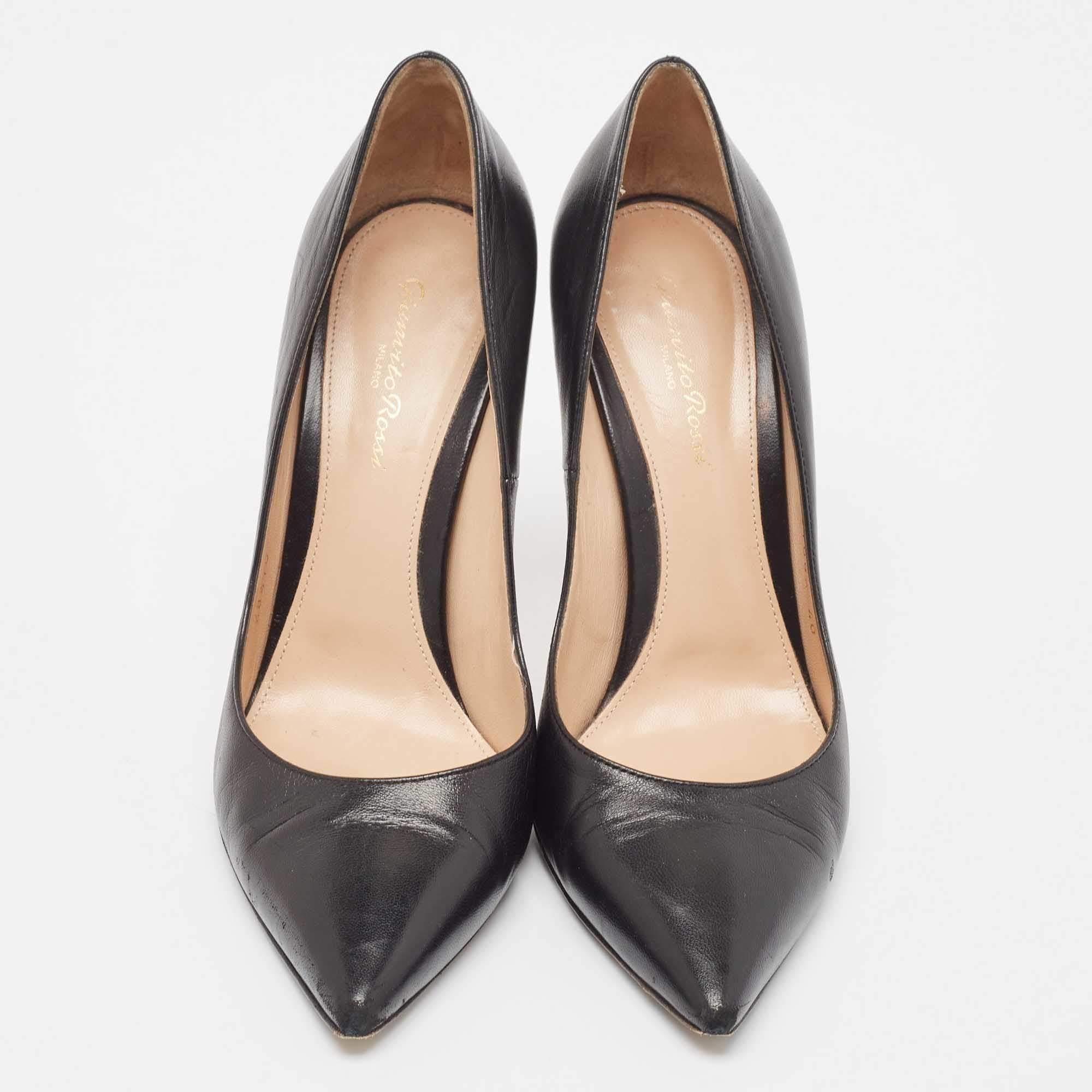 Gianvito Rossi Black Leather Pointed Toe Pumps Size 40 In Fair Condition For Sale In Dubai, Al Qouz 2