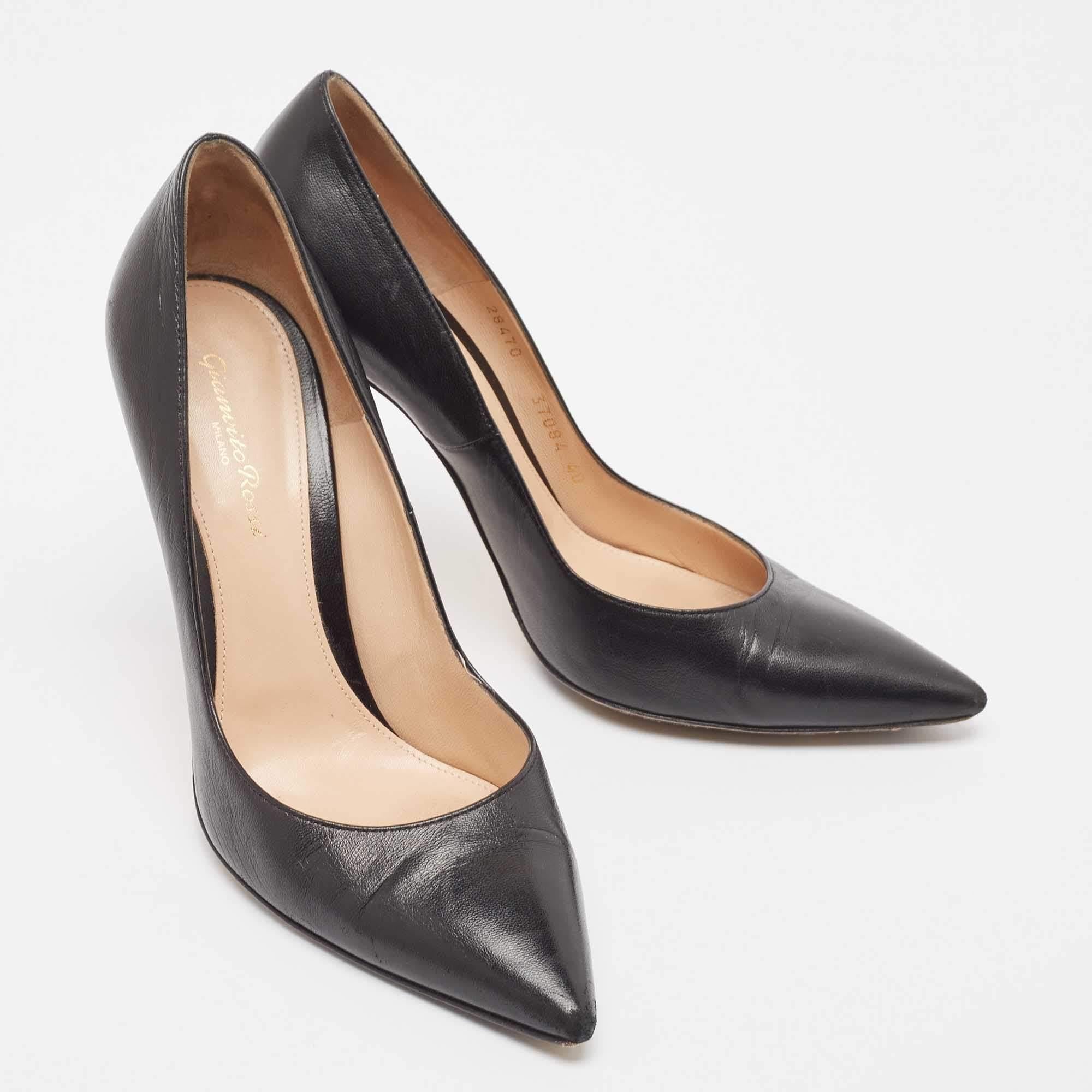 Women's Gianvito Rossi Black Leather Pointed Toe Pumps Size 40 For Sale