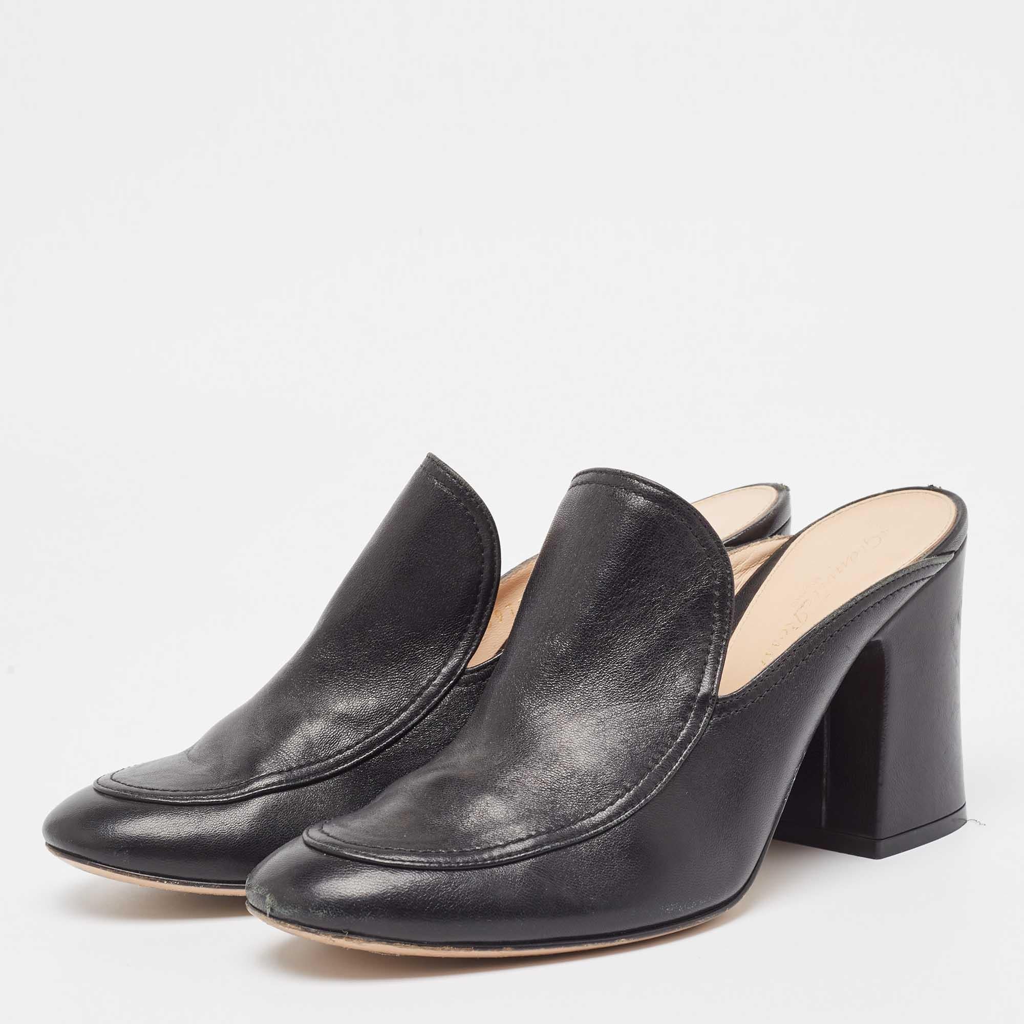 Complement your well-put-together outfit with these authentic Gianvito Rossi slides. Timeless and classy, they have an amazing construction for enduring quality and comfortable fit.