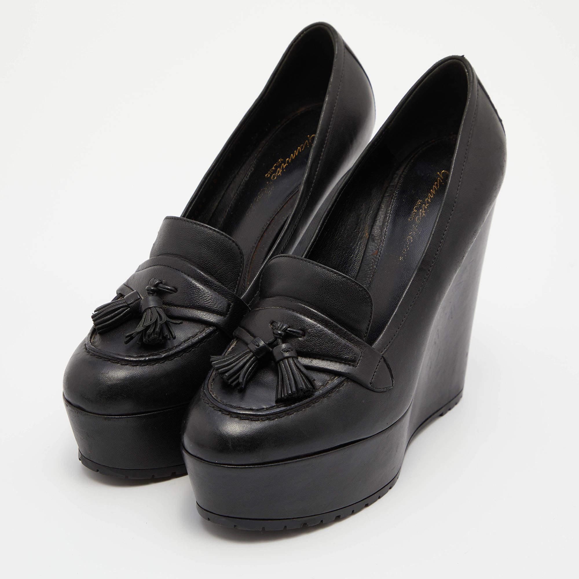 Make a chic style statement with these designer pumps. They showcase sturdy heels and durable soles  perfect for your fashionable outings