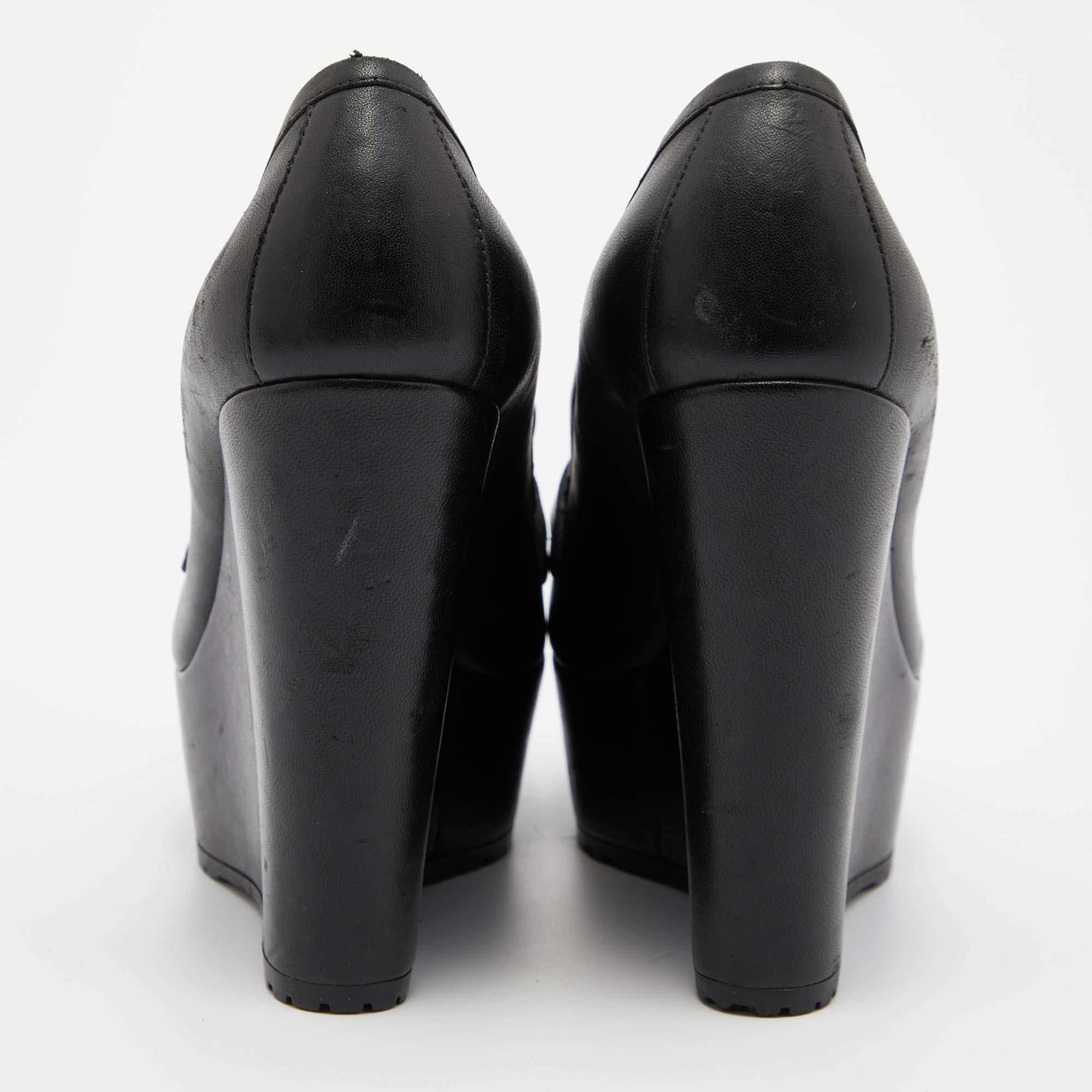 Gianvito Rossi Black Leather Tassel Wedge Pumps Size 37.5 In Good Condition For Sale In Dubai, Al Qouz 2