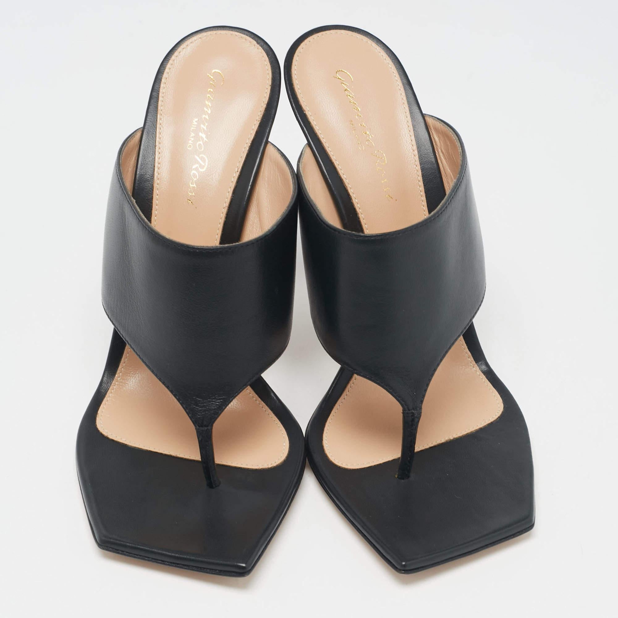 Gianvito Rossi Black Leather Thong Slide Sandals Size 39.5 In New Condition For Sale In Dubai, Al Qouz 2
