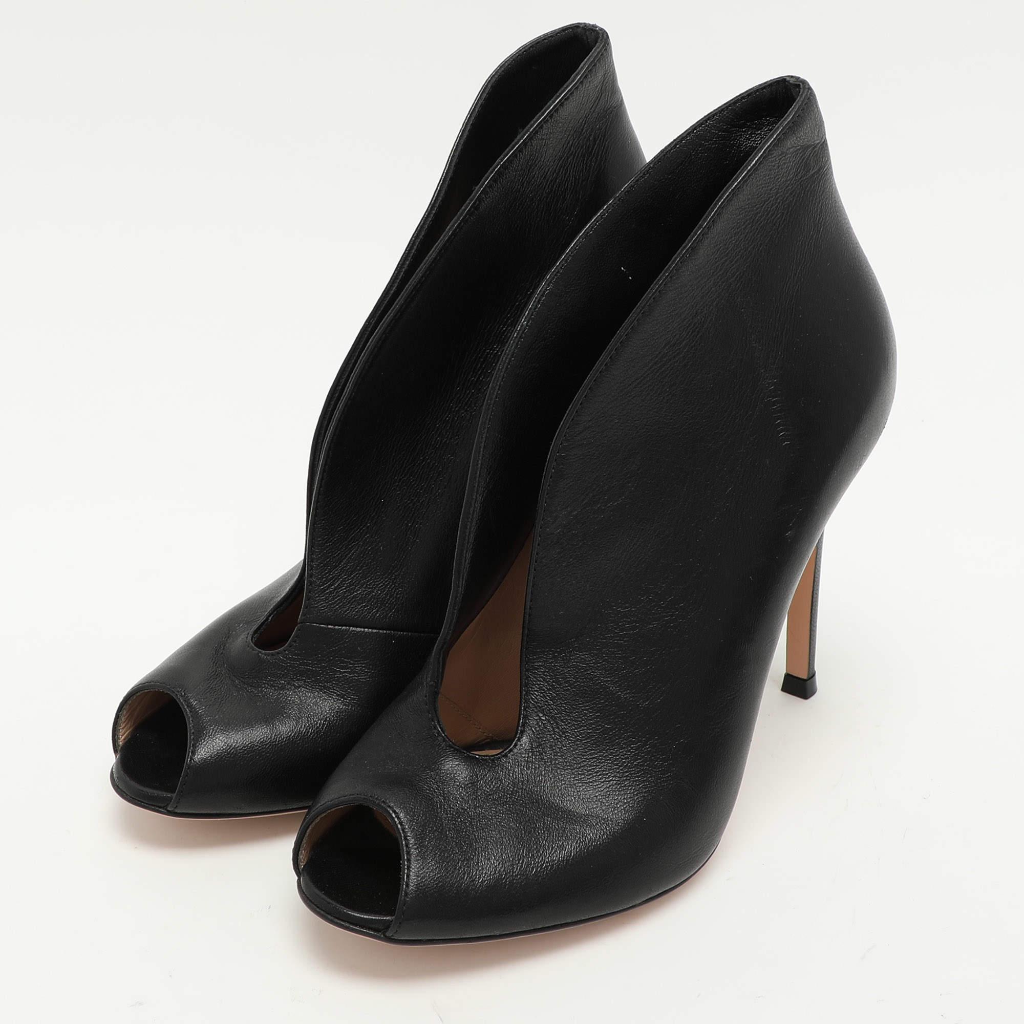Disfruta de los días más fashion con estos elegantes botines. Diseño y artesanía modernos  están diseñados para que te sientas cómoda y elegante