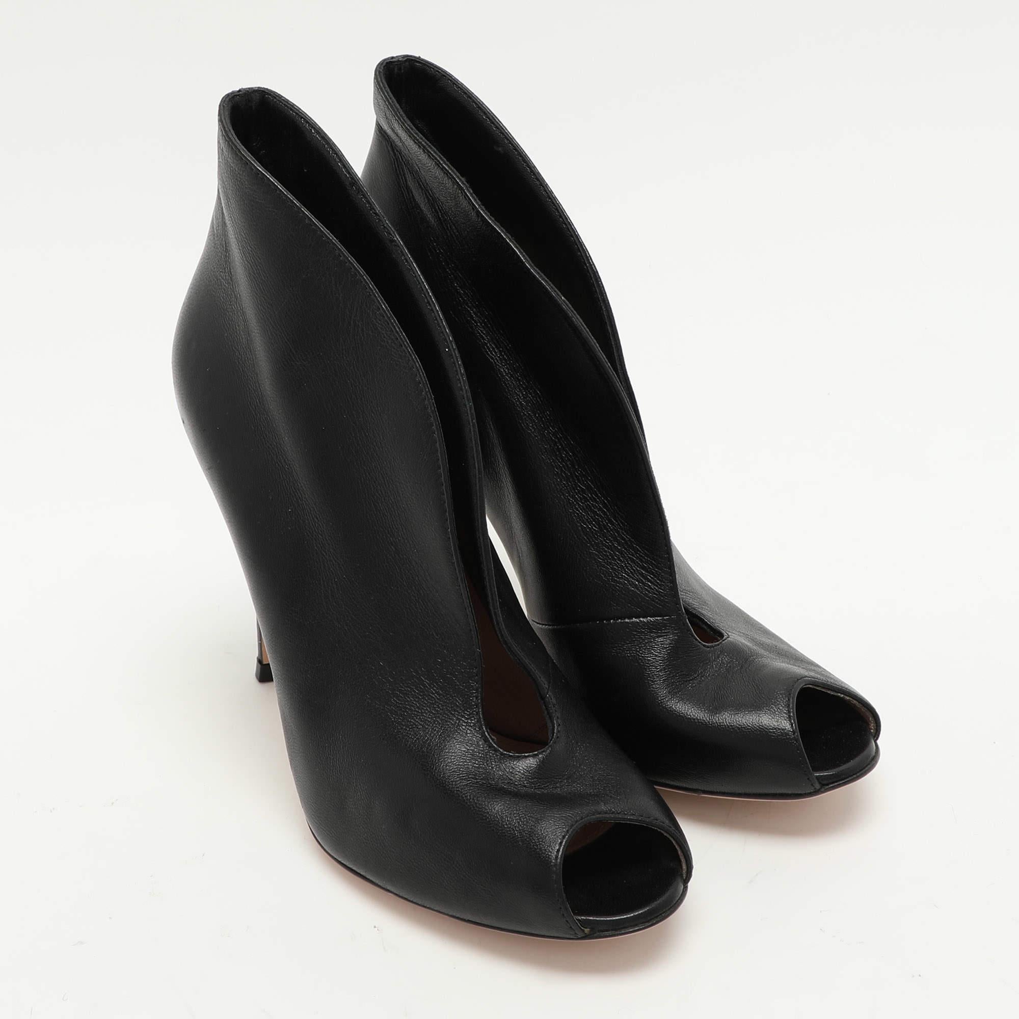 Gianvito Rossi Botines de piel negra tamaño 35.5 en Bueno estado para la venta en Dubai, Al Qouz 2