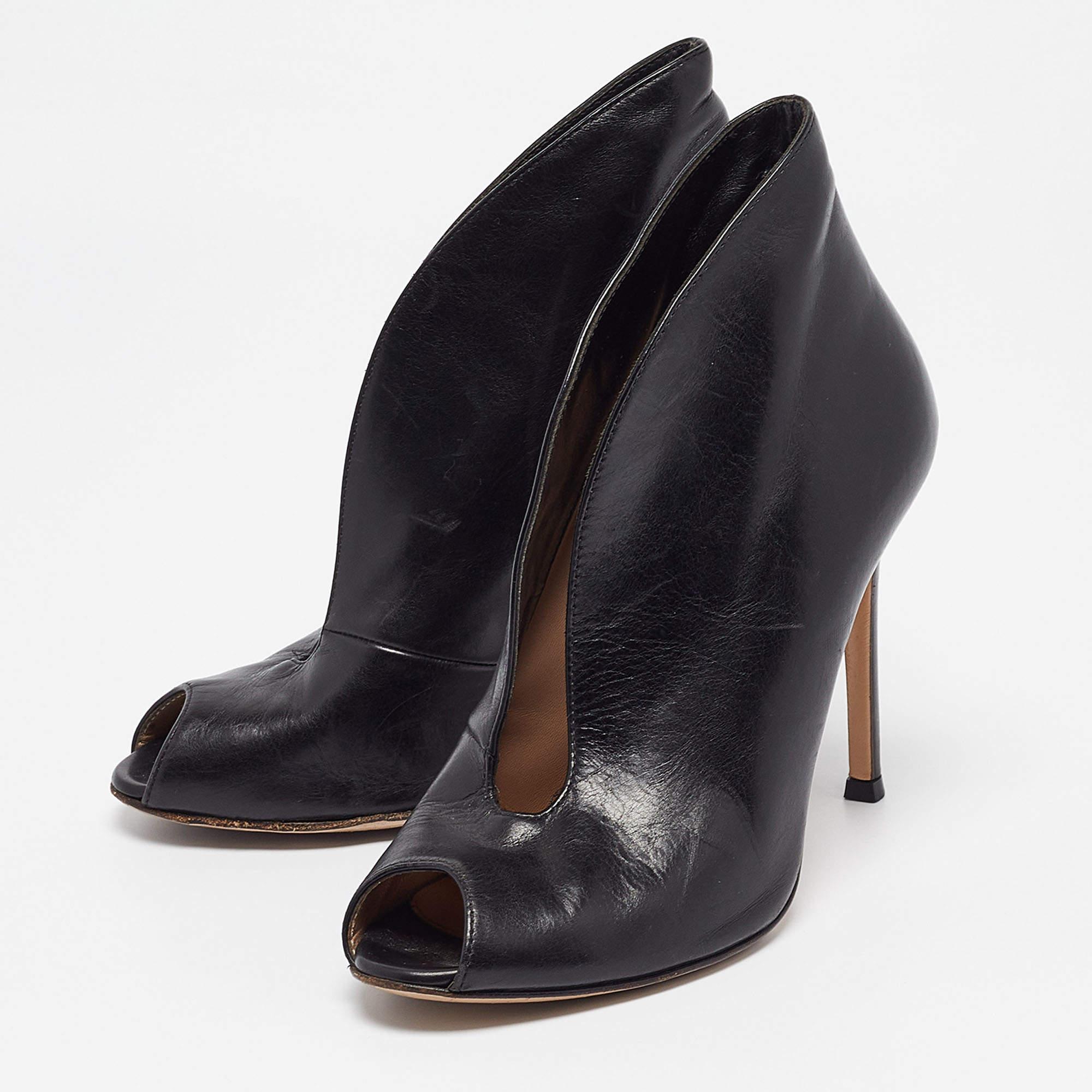 Cette fabuleuse paire de bottines de Gianvito Rossi est la dernière nouveauté en matière de chaussures. Ces bottes noires en cuir sont dotées de bouts pointus et de talons de 10 cm.