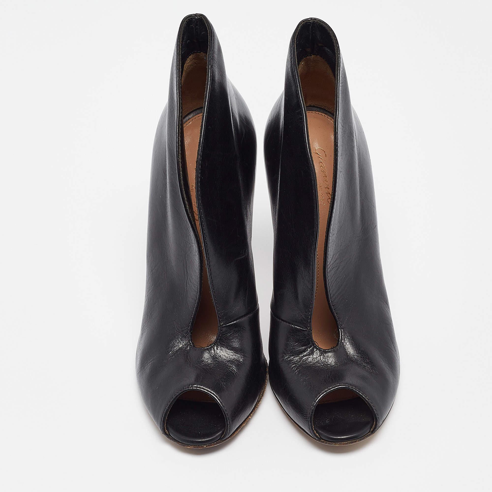 Noir Gianvito Rossi Bottes à empeigne en cuir noir Taille 35 en vente